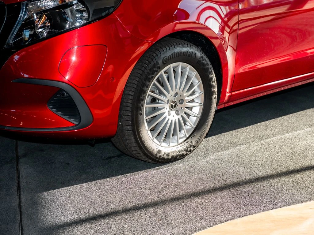 Mercedes-Benz-EQV 300-image-6