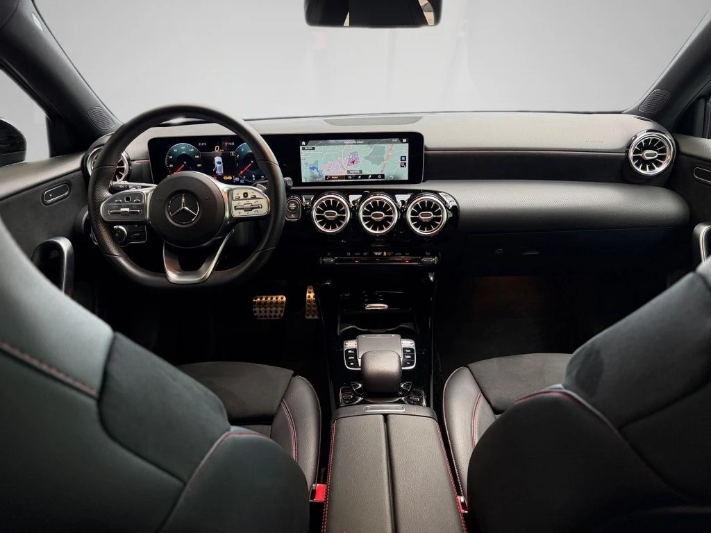 Mercedes-Benz-A-Klasse 250-image-10
