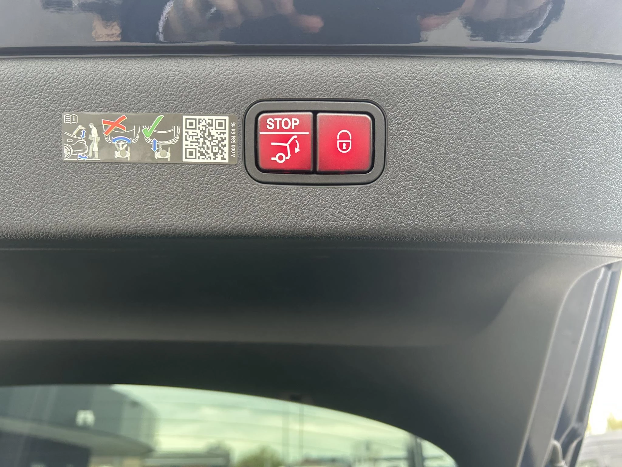 Mercedes-Benz-EQS-image-13