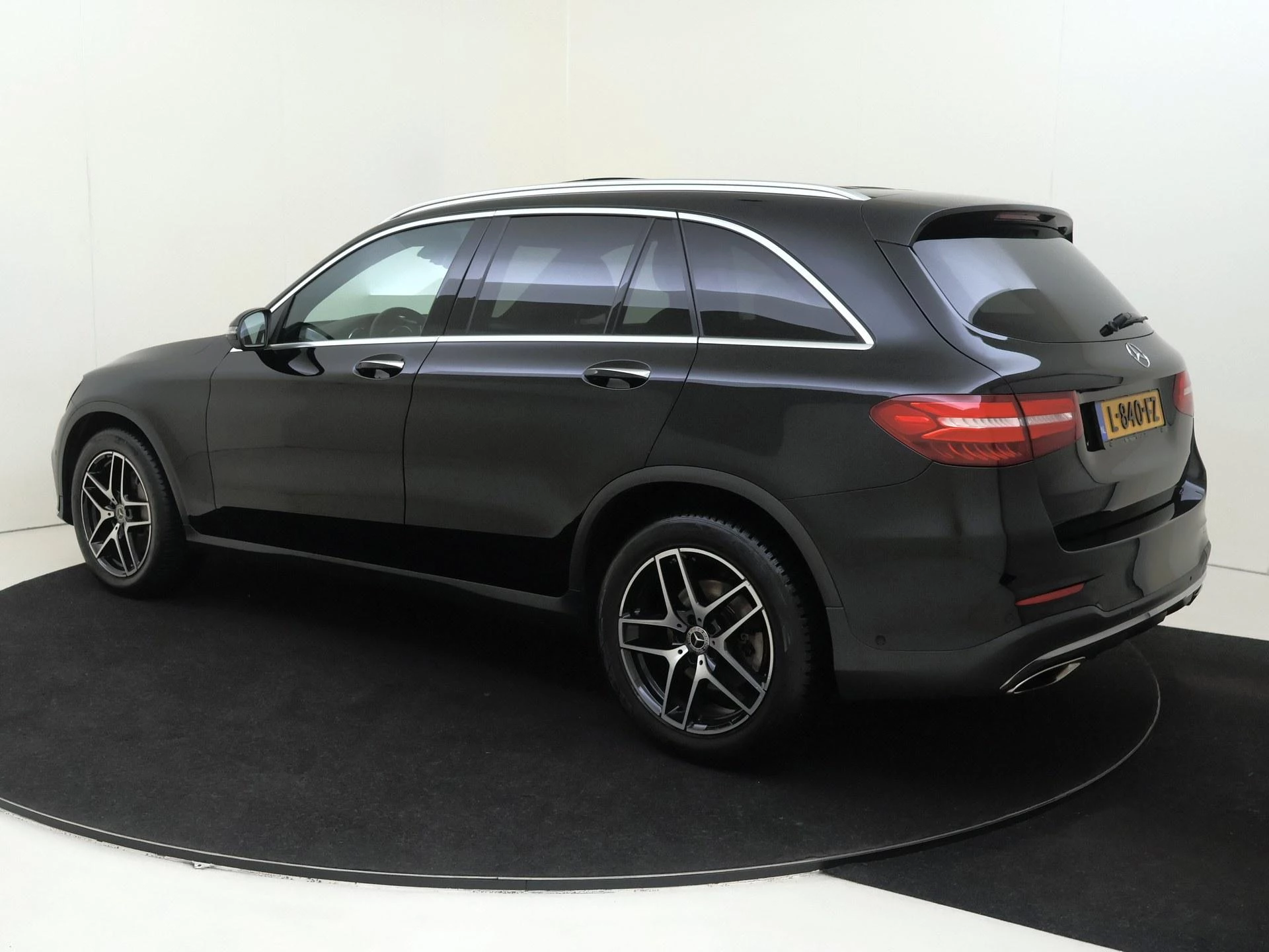 Mercedes-Benz-GLC-image-2