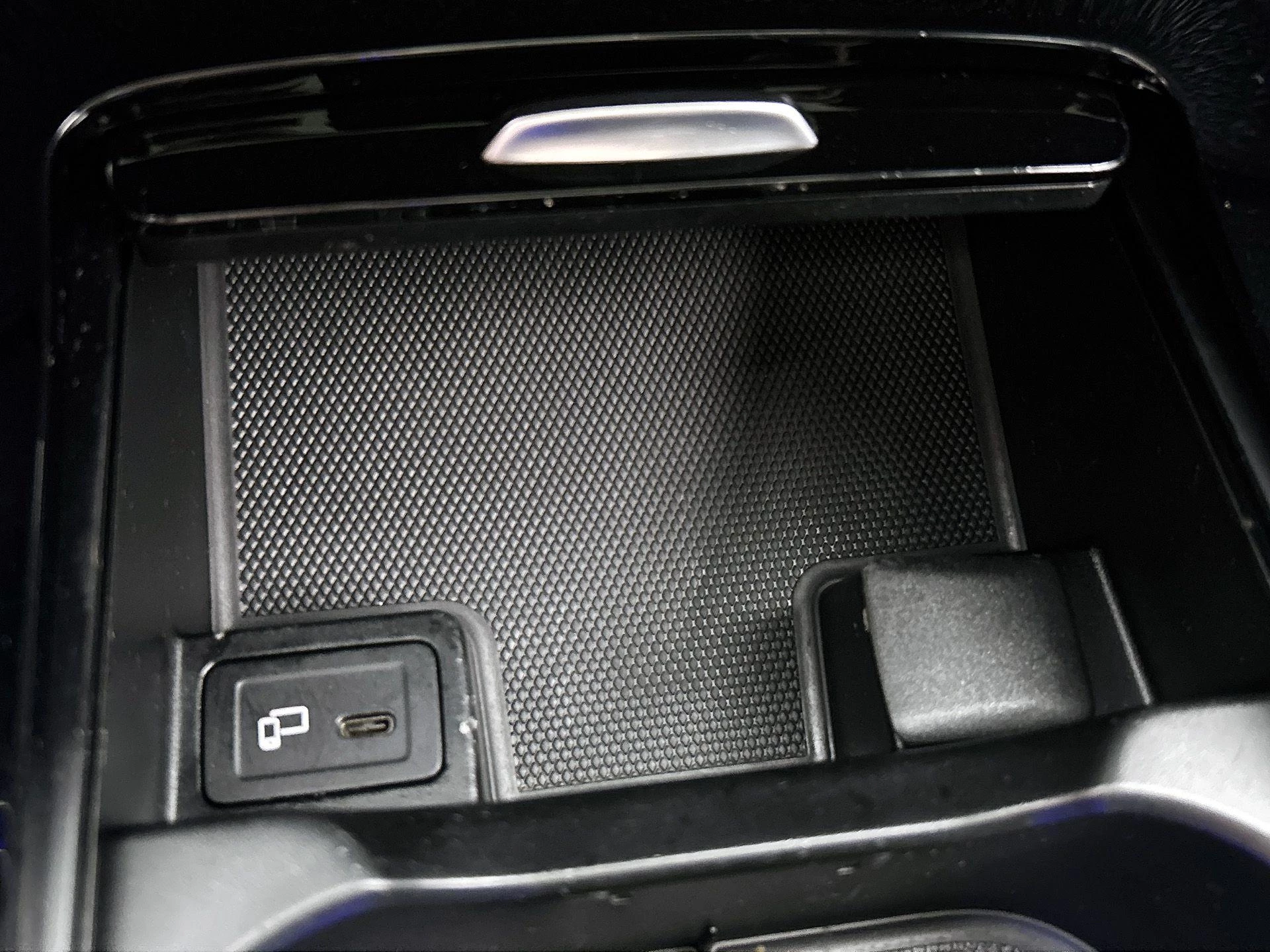 Mercedes-Benz-GLA-image-47