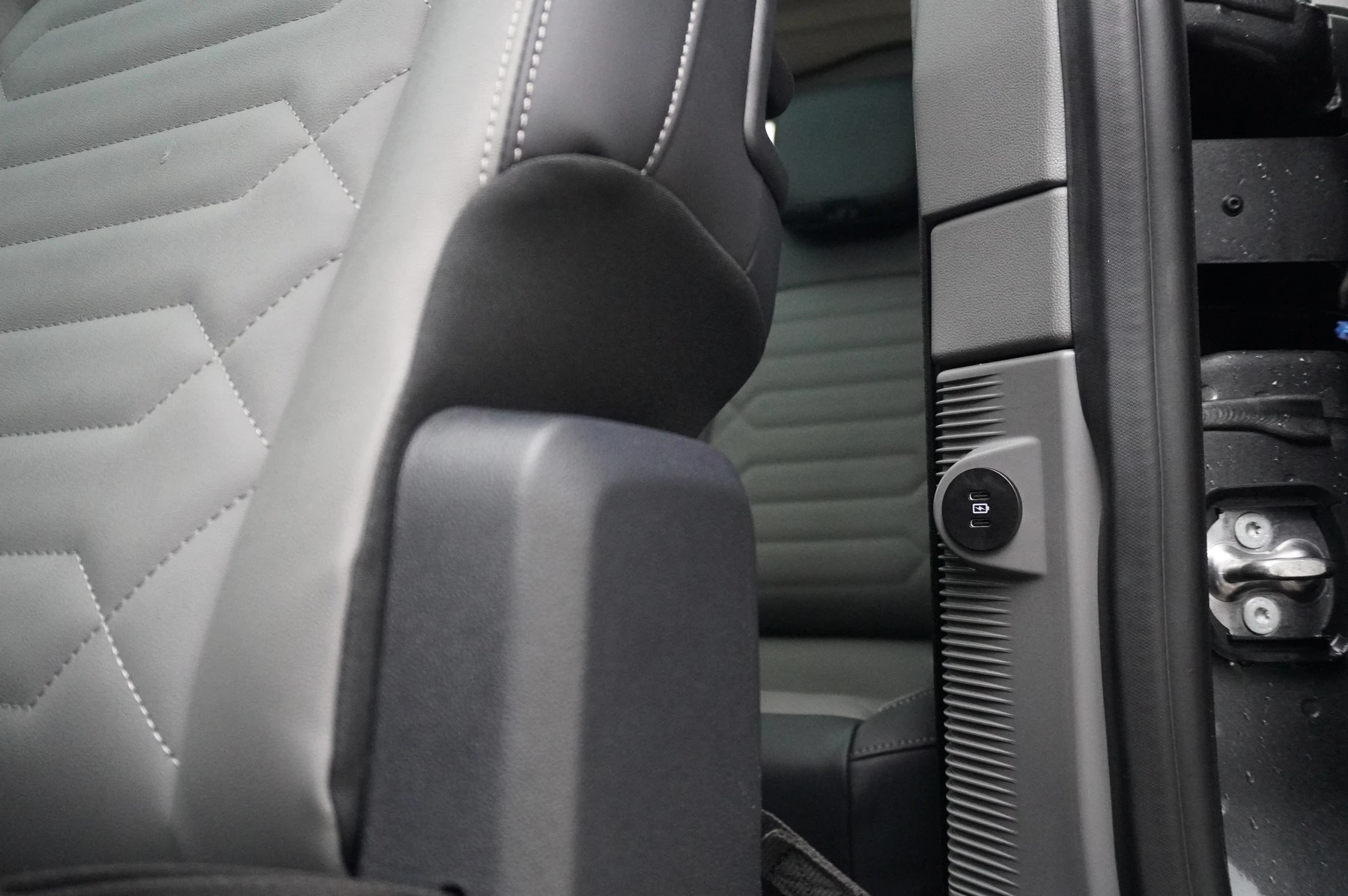 Volkswagen-Transporter-image-9