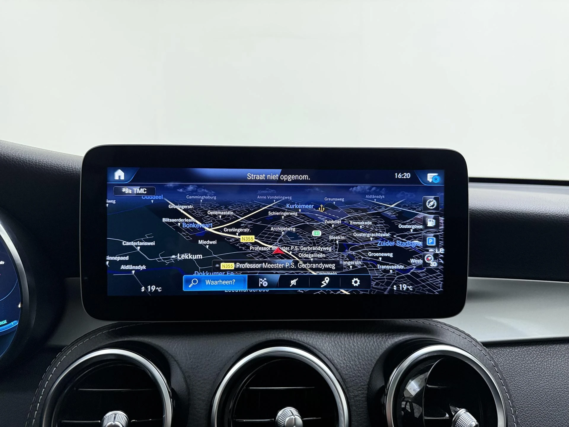 Mercedes-Benz-GLC-image-16
