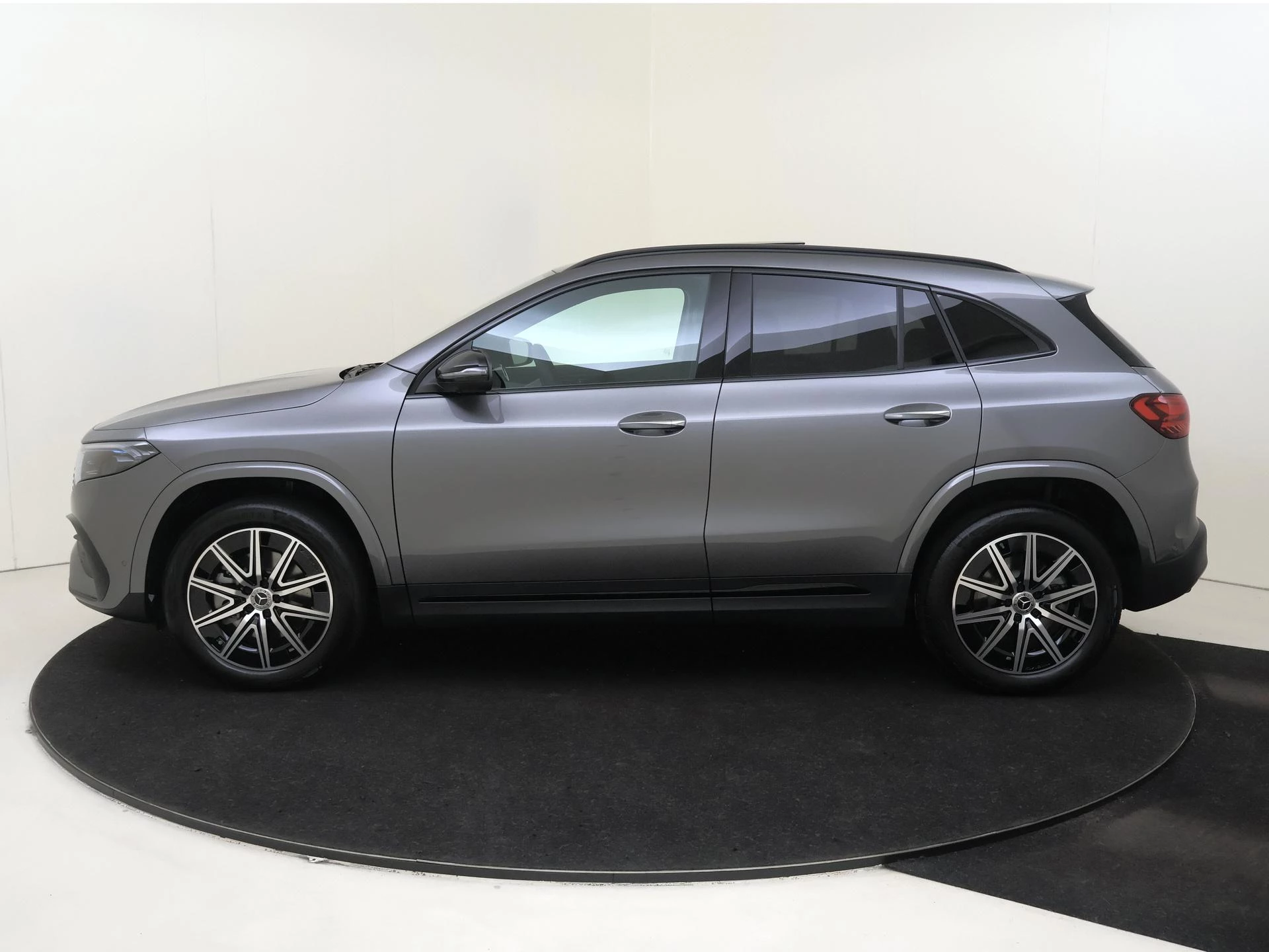 Mercedes-Benz-EQA-image-7