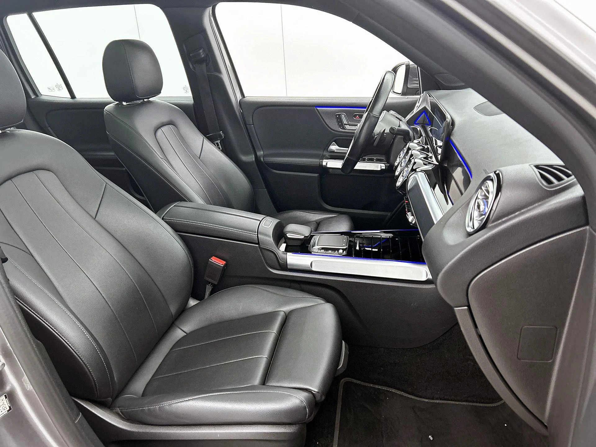 Mercedes-Benz-GLB-image-47
