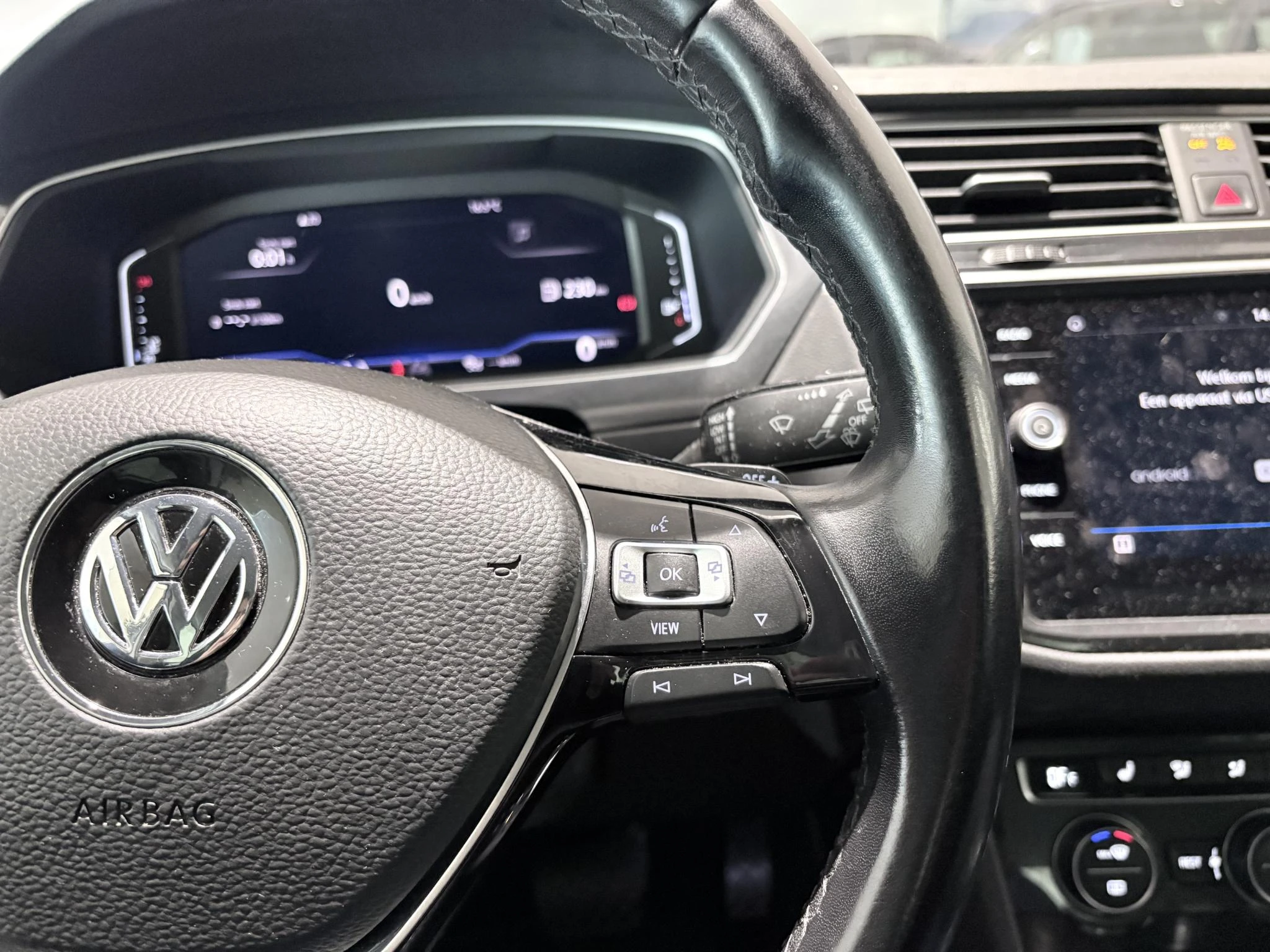 Volkswagen-Tiguan-image-15