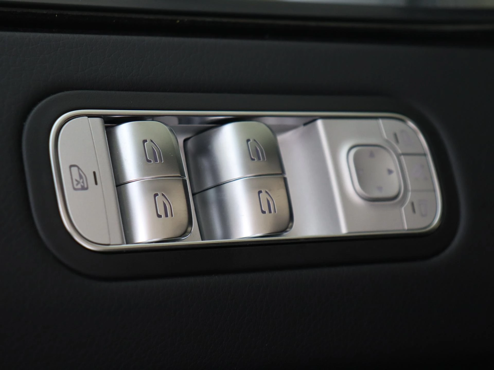 Mercedes-Benz-G-Klasse-image-25