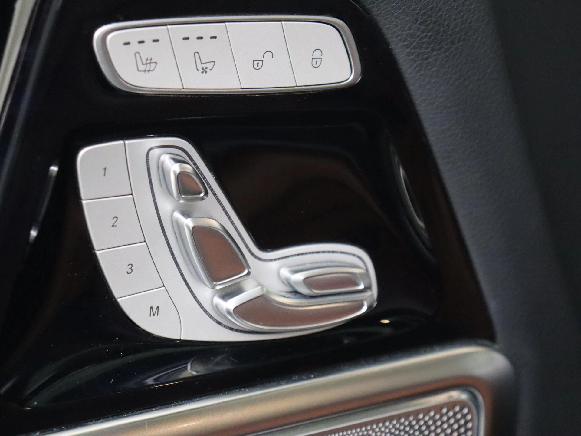 Mercedes-Benz-G-Klasse-image-36