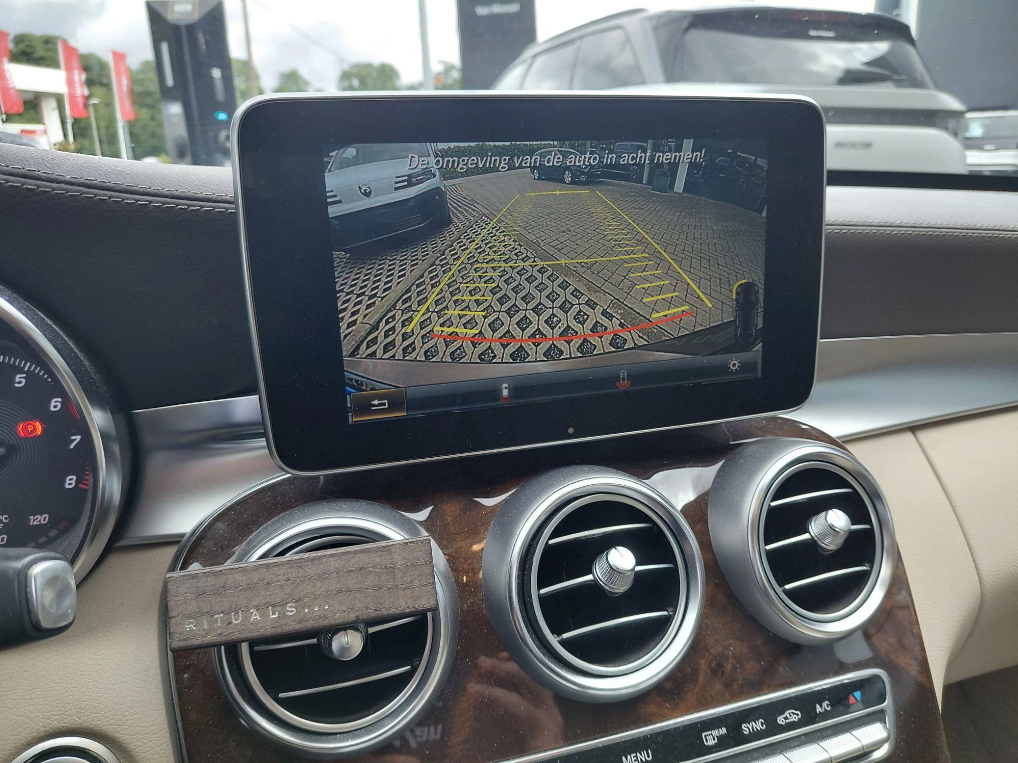 Mercedes-Benz-C-Klasse-image-10
