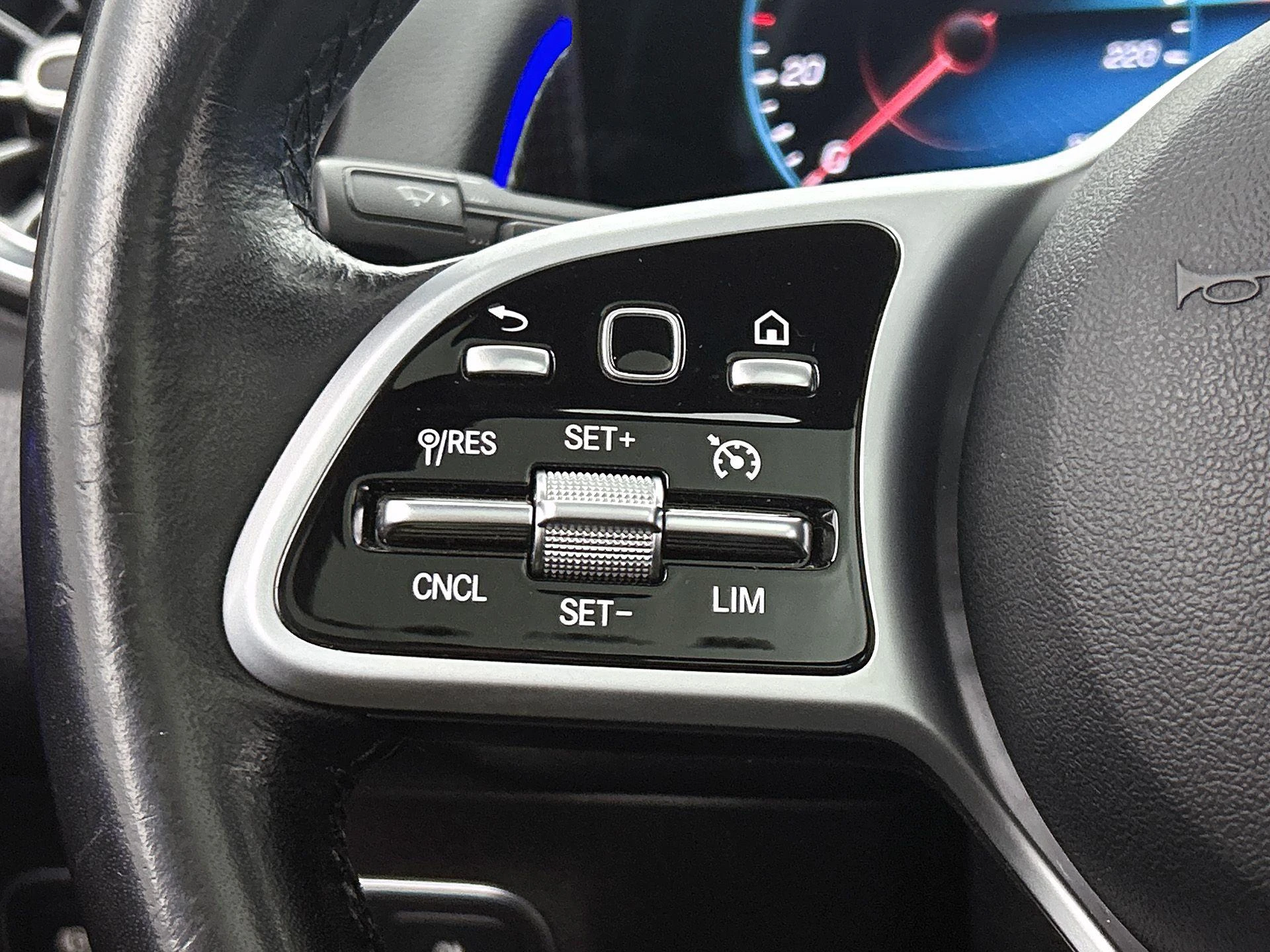 Mercedes-Benz-GLB-image-5
