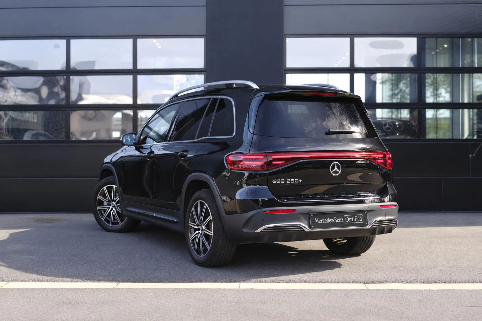 Mercedes-Benz-EQB-image-4