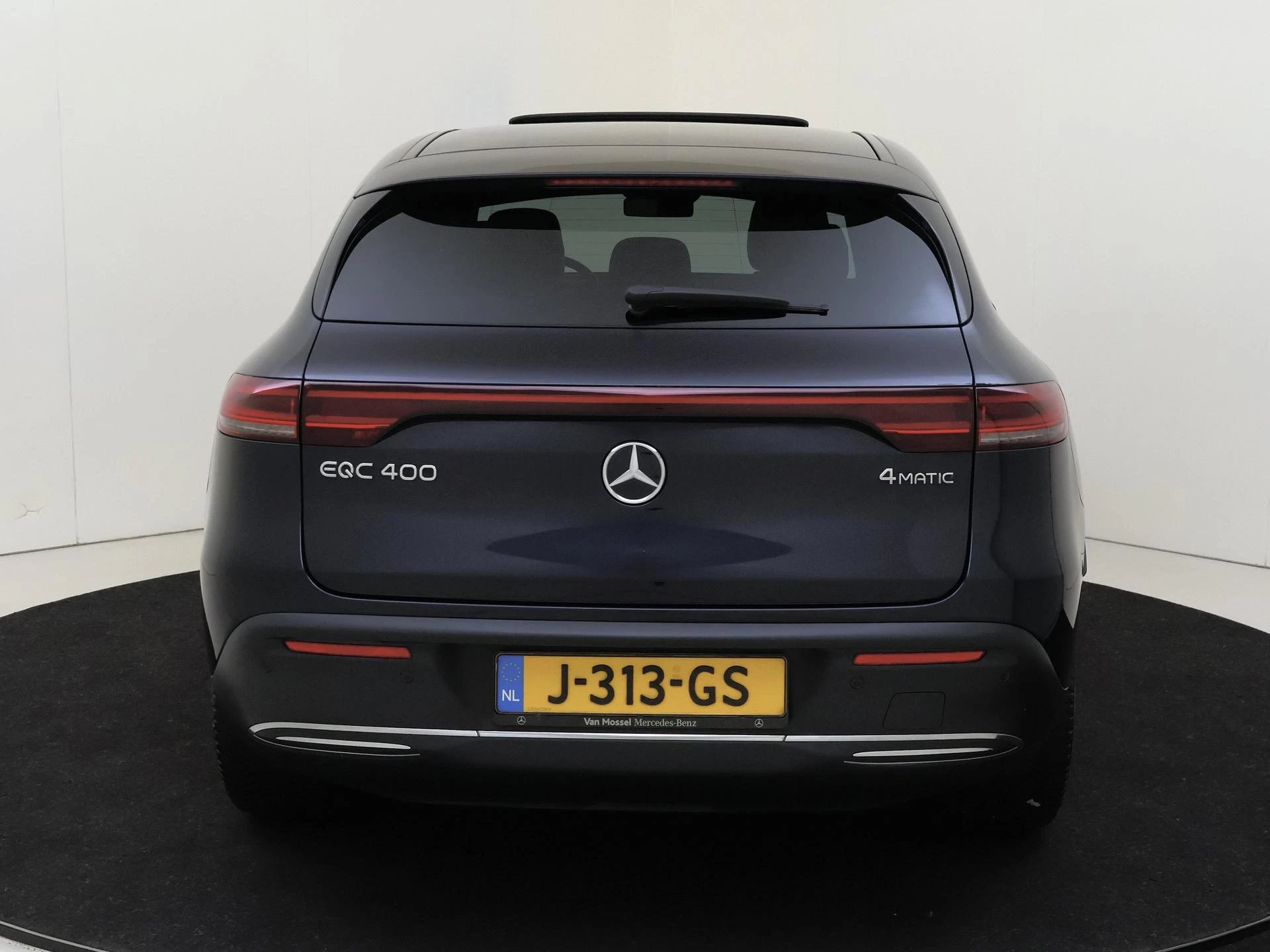 Mercedes-Benz-EQC-image-6