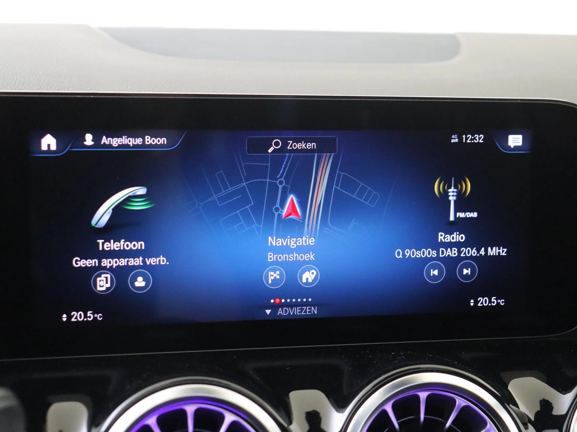 Mercedes-Benz-GLA-image-15