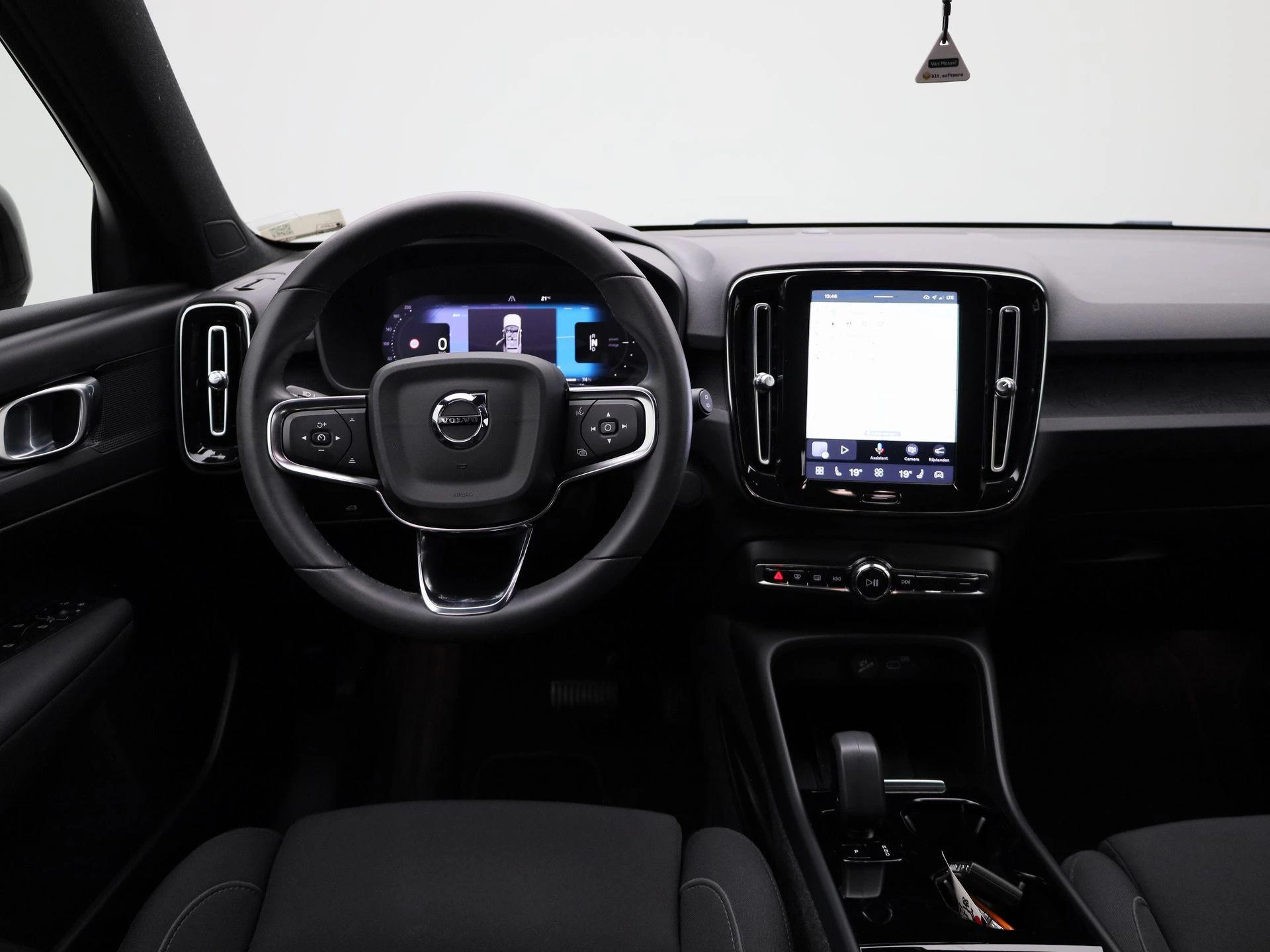 Volvo-XC40-image-6