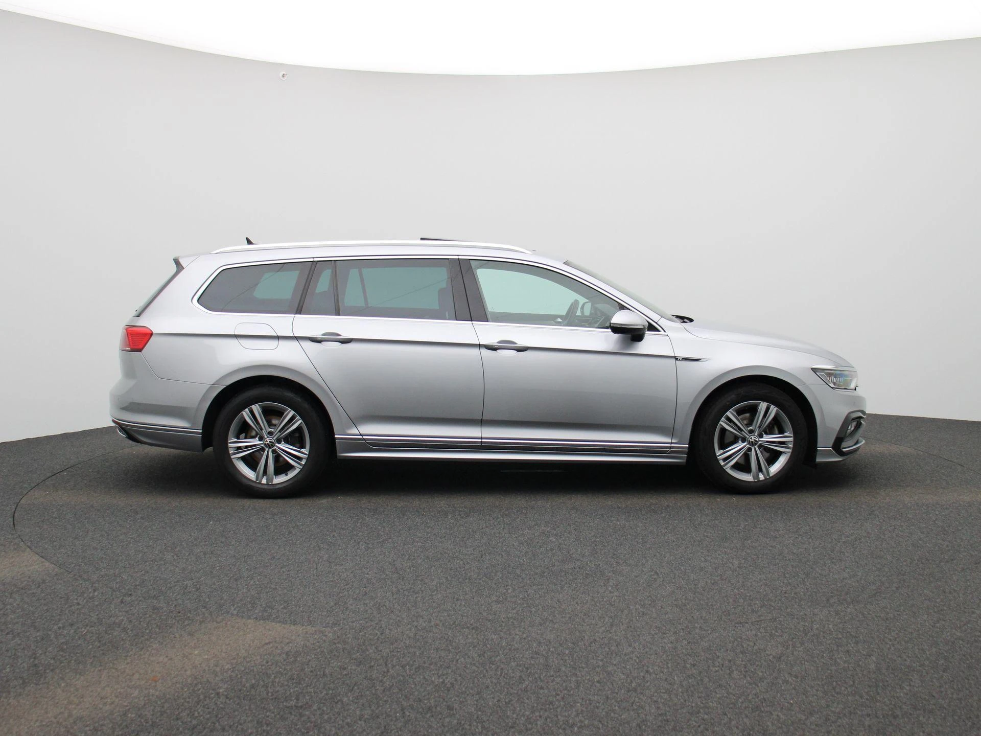 Volkswagen-Passat-image-5