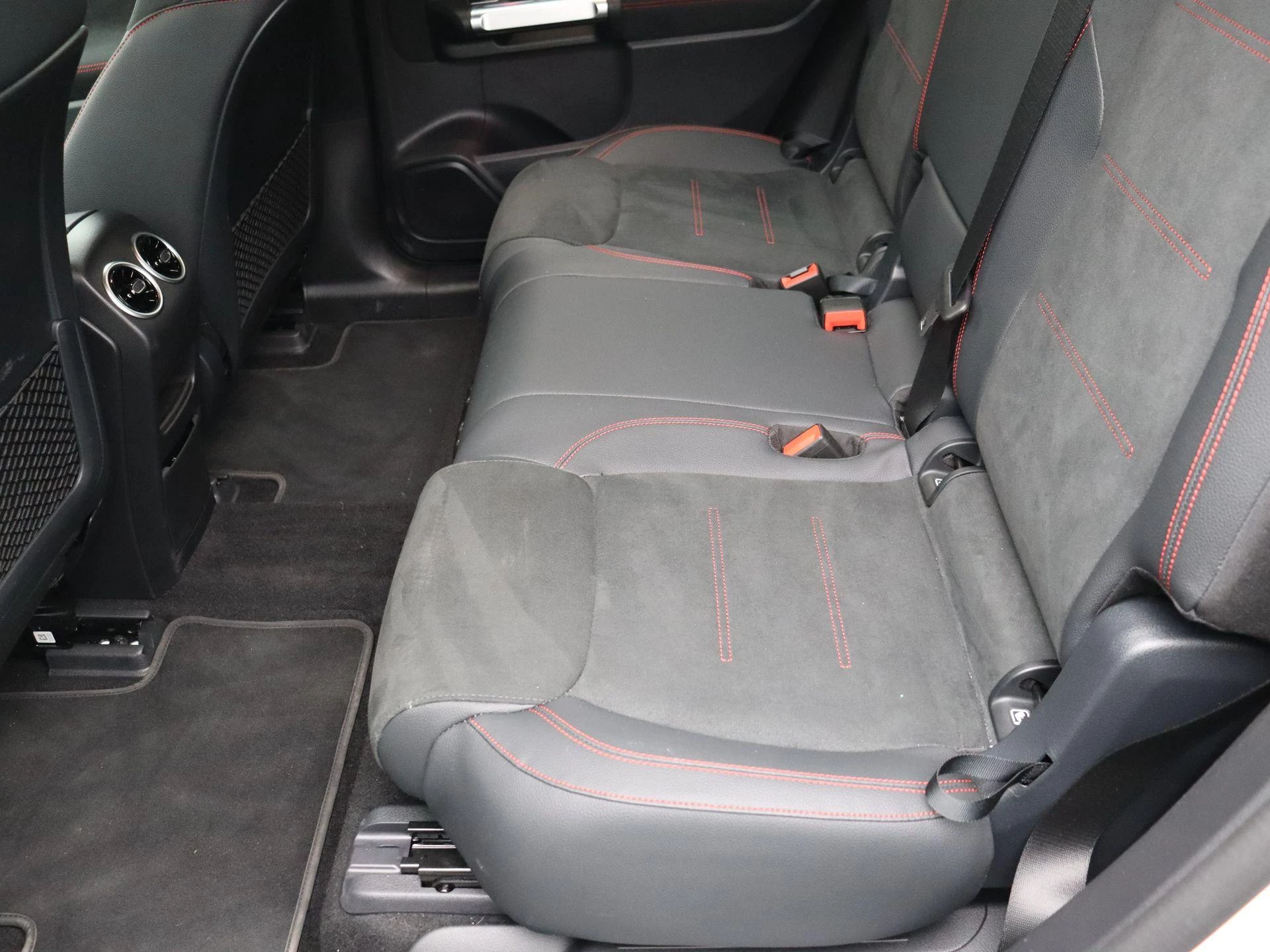 Mercedes-Benz EQB 250+ AMG Line + 7 ZITPLAATSEN + CARPLAY + NIGHTPAKKET +