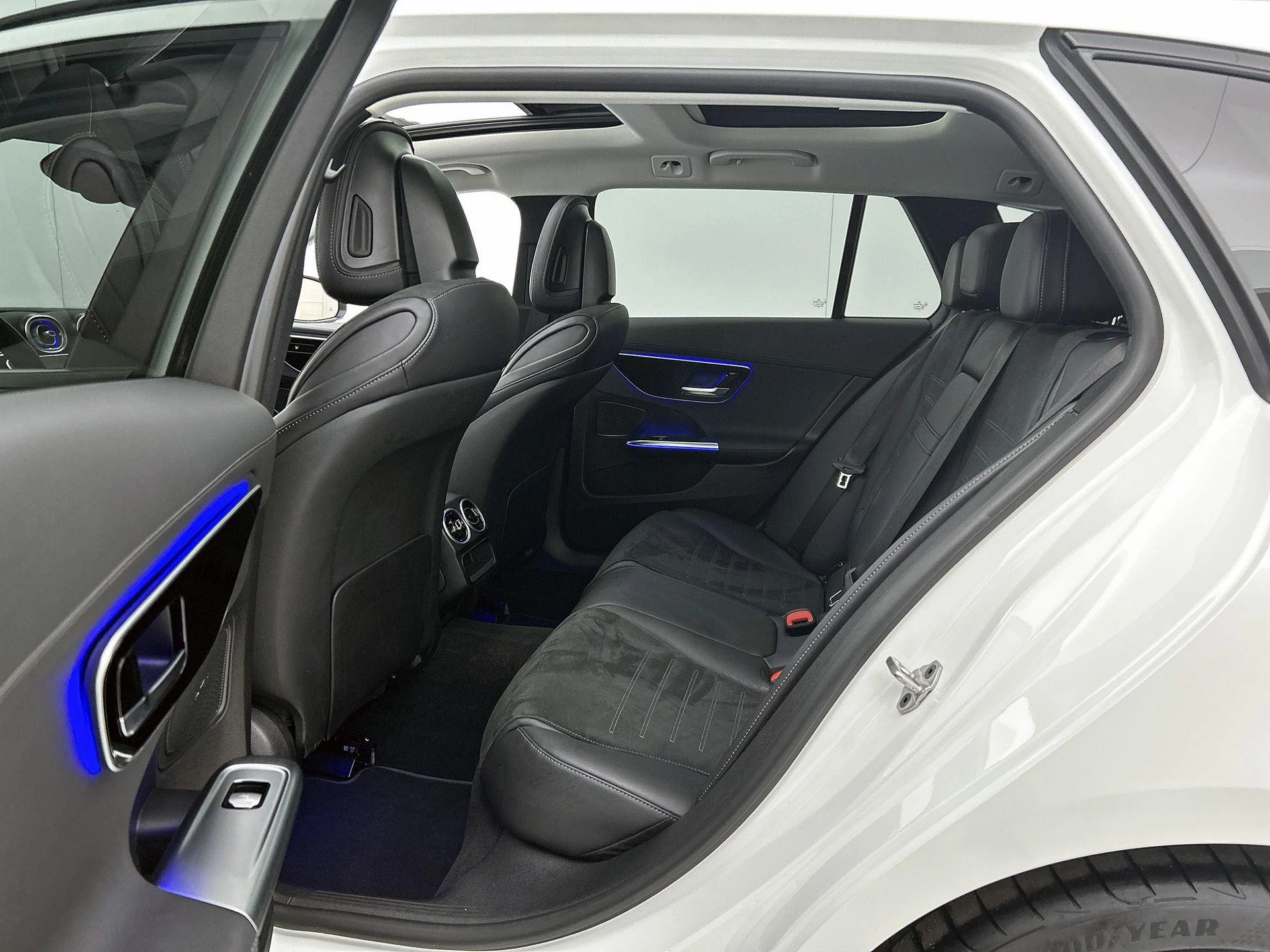 Mercedes-Benz-C-Klasse-image-25