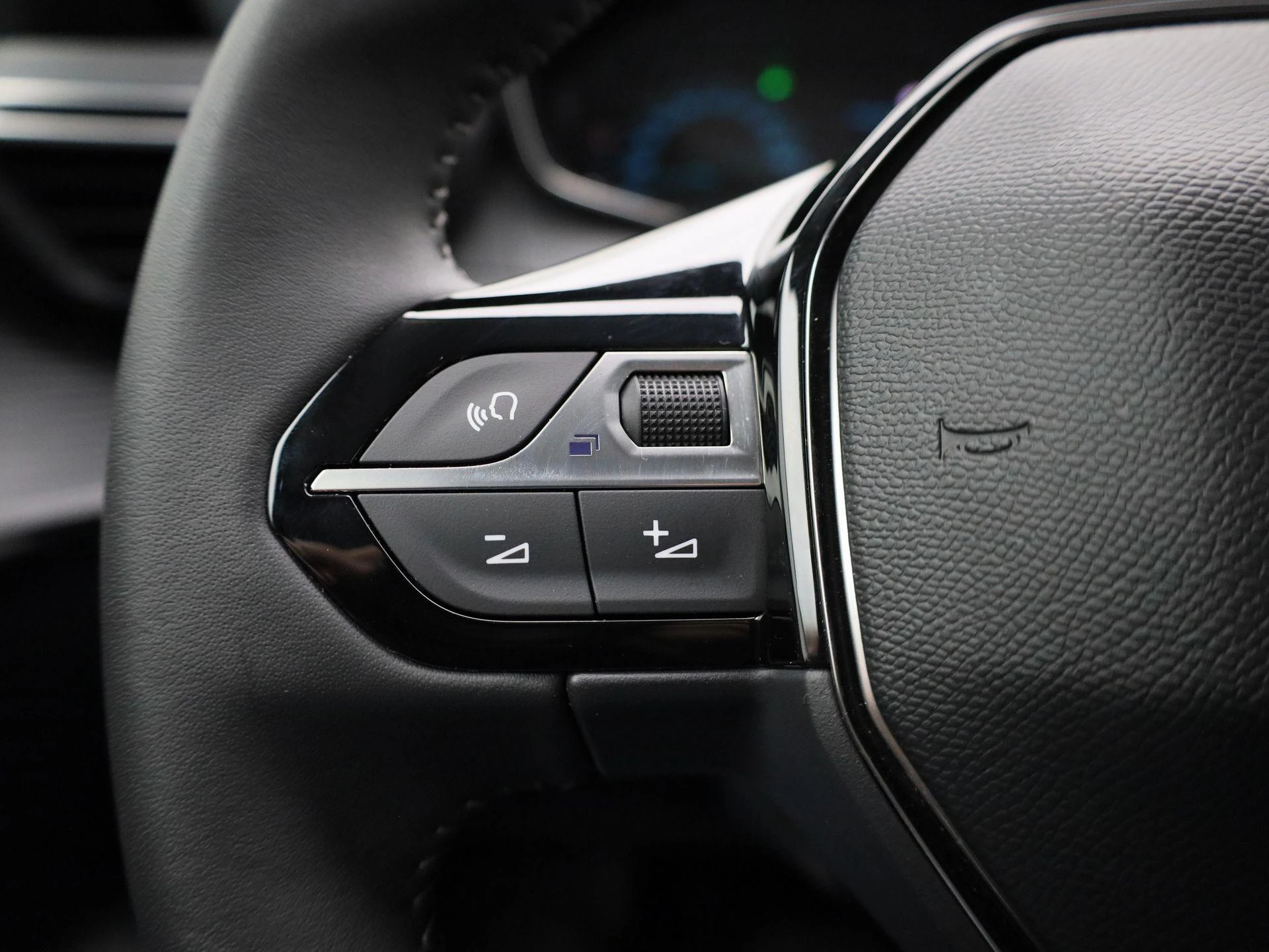 Peugeot-e-208-image-28