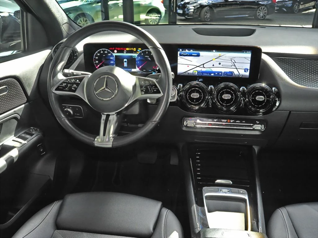 Mercedes-Benz-GLA 200-image-9