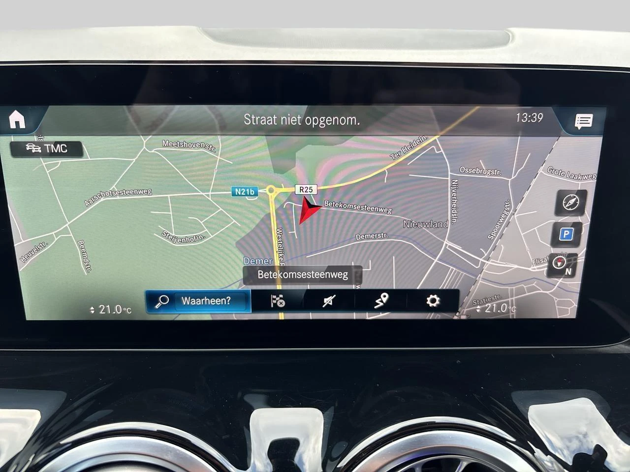 Mercedes-Benz-GLA-image-11
