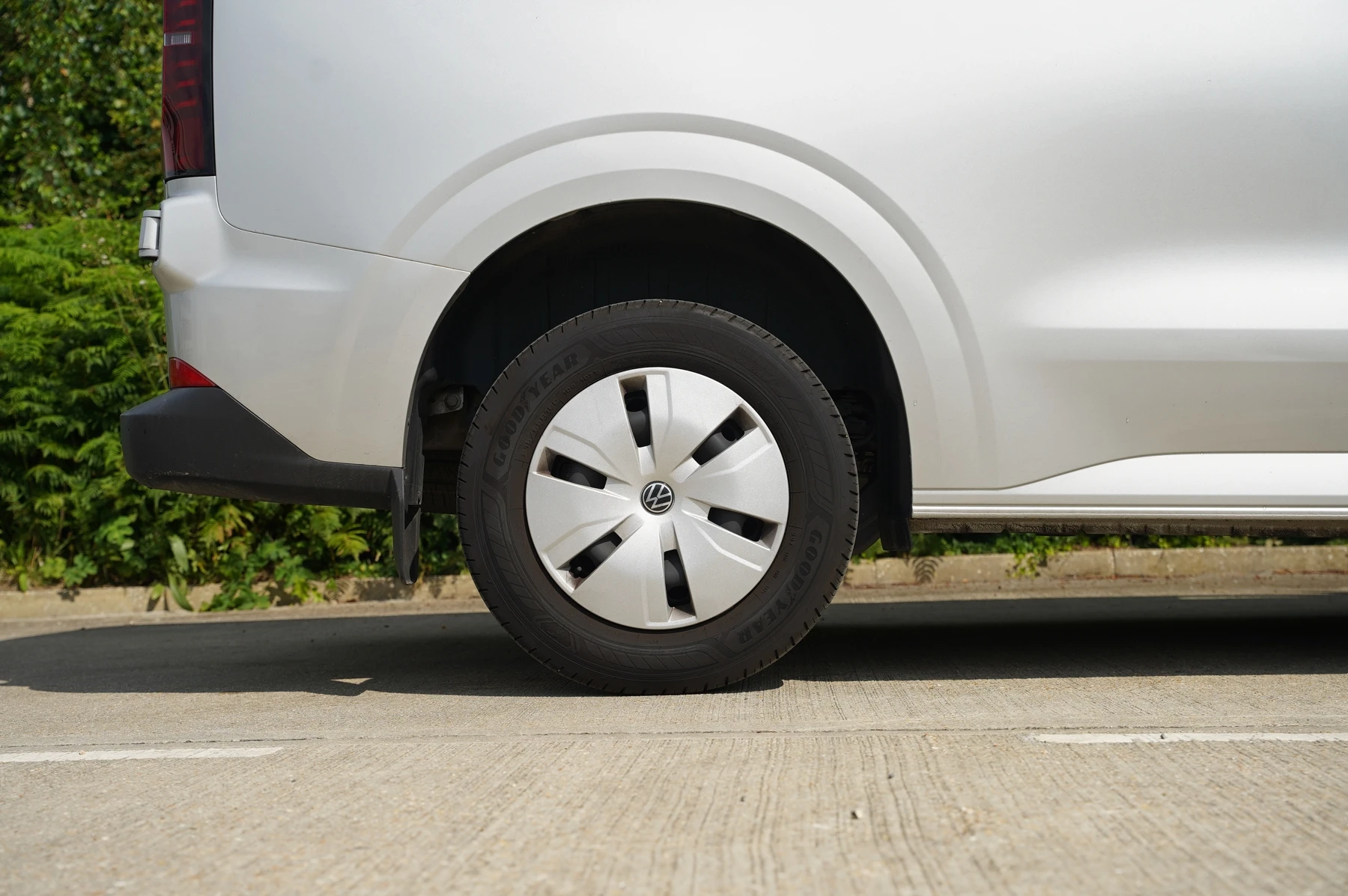 Volkswagen-Transporter-image-25