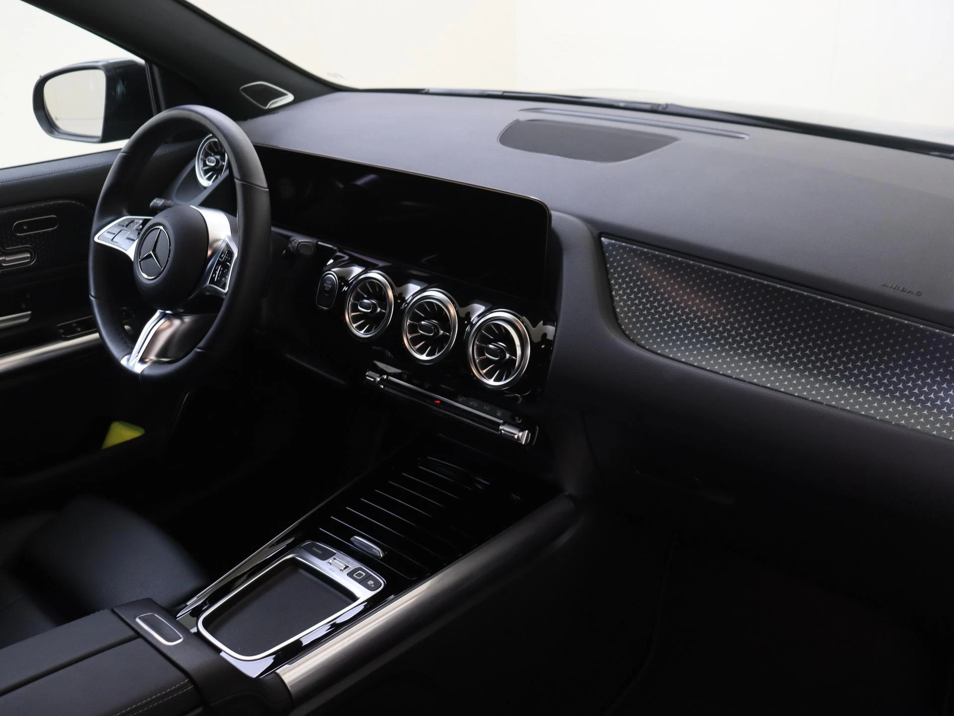 Mercedes-Benz-GLA-image-13