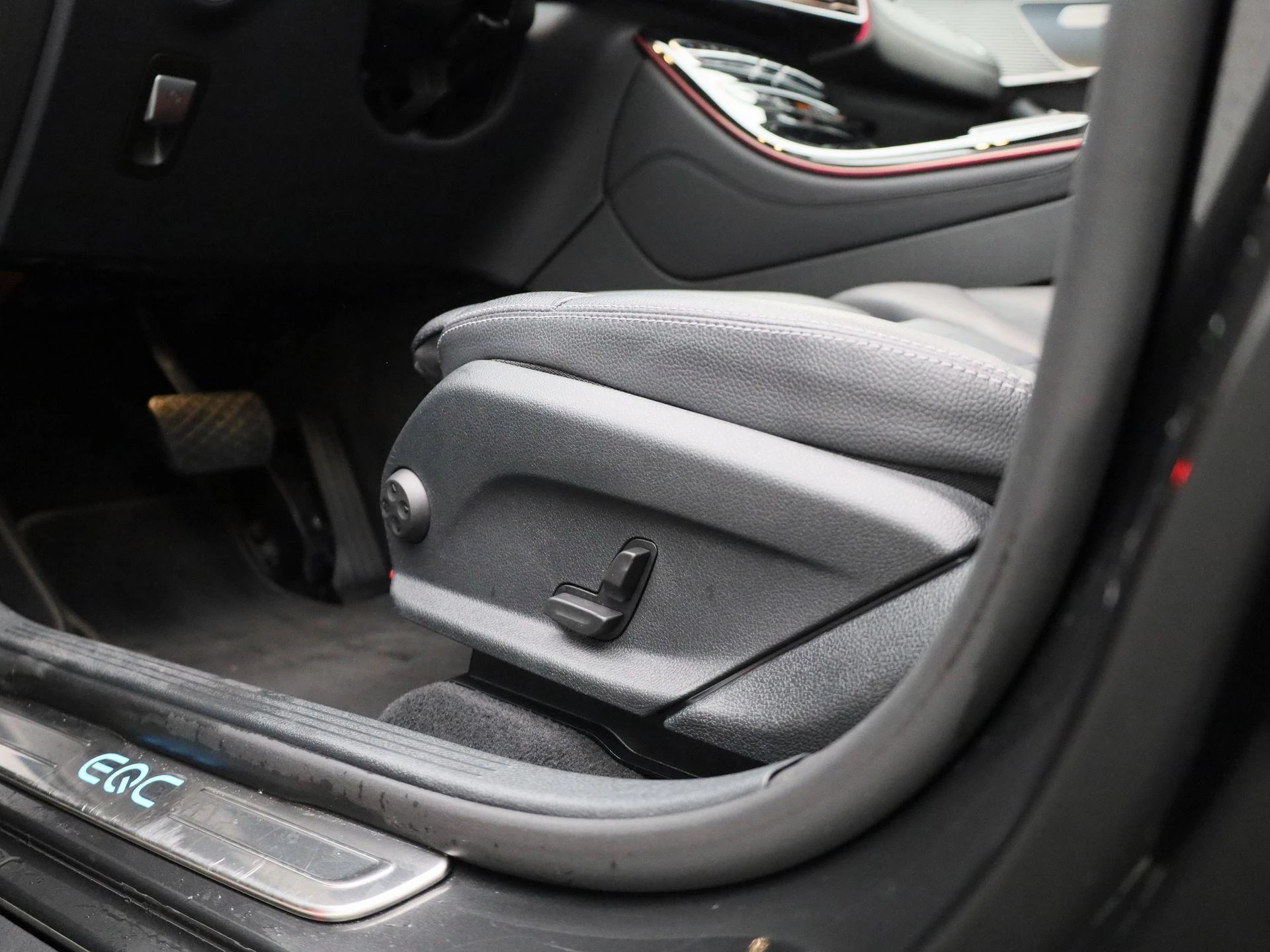 Mercedes-Benz-EQC-image-38