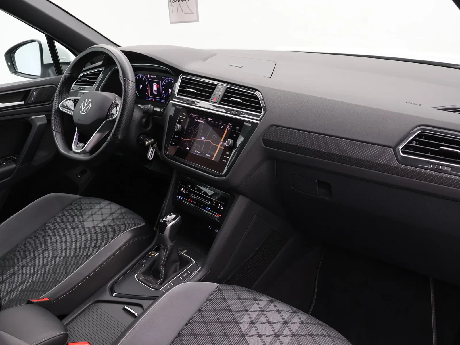 Volkswagen Tiguan R-Line 1.5TSI 150PK *AUTOMAAT*CAMERA*TREKHAAK*ACC*VIRTUAL COCKPIT*NAVI*...*