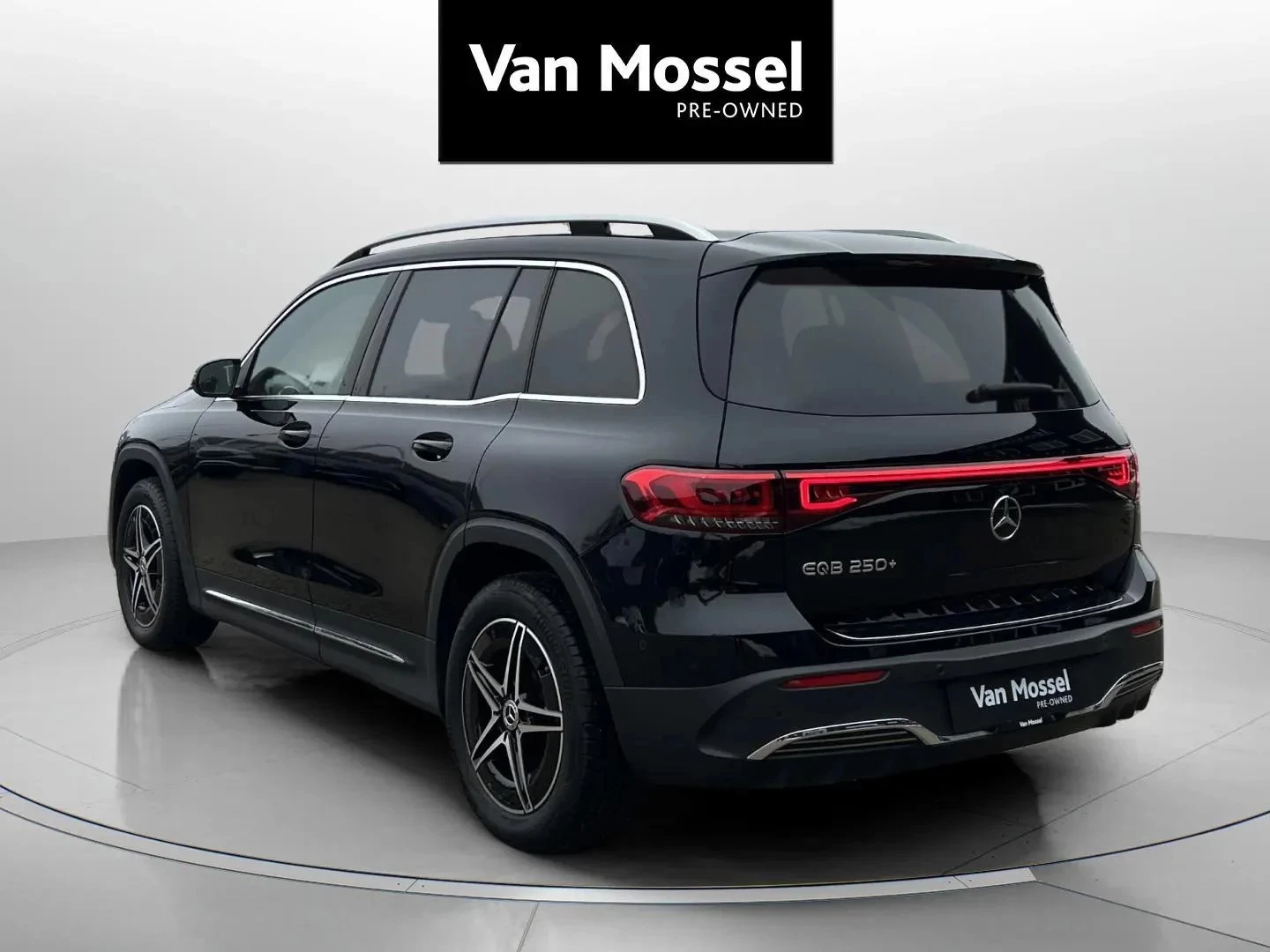 Mercedes-Benz-EQB-image-6