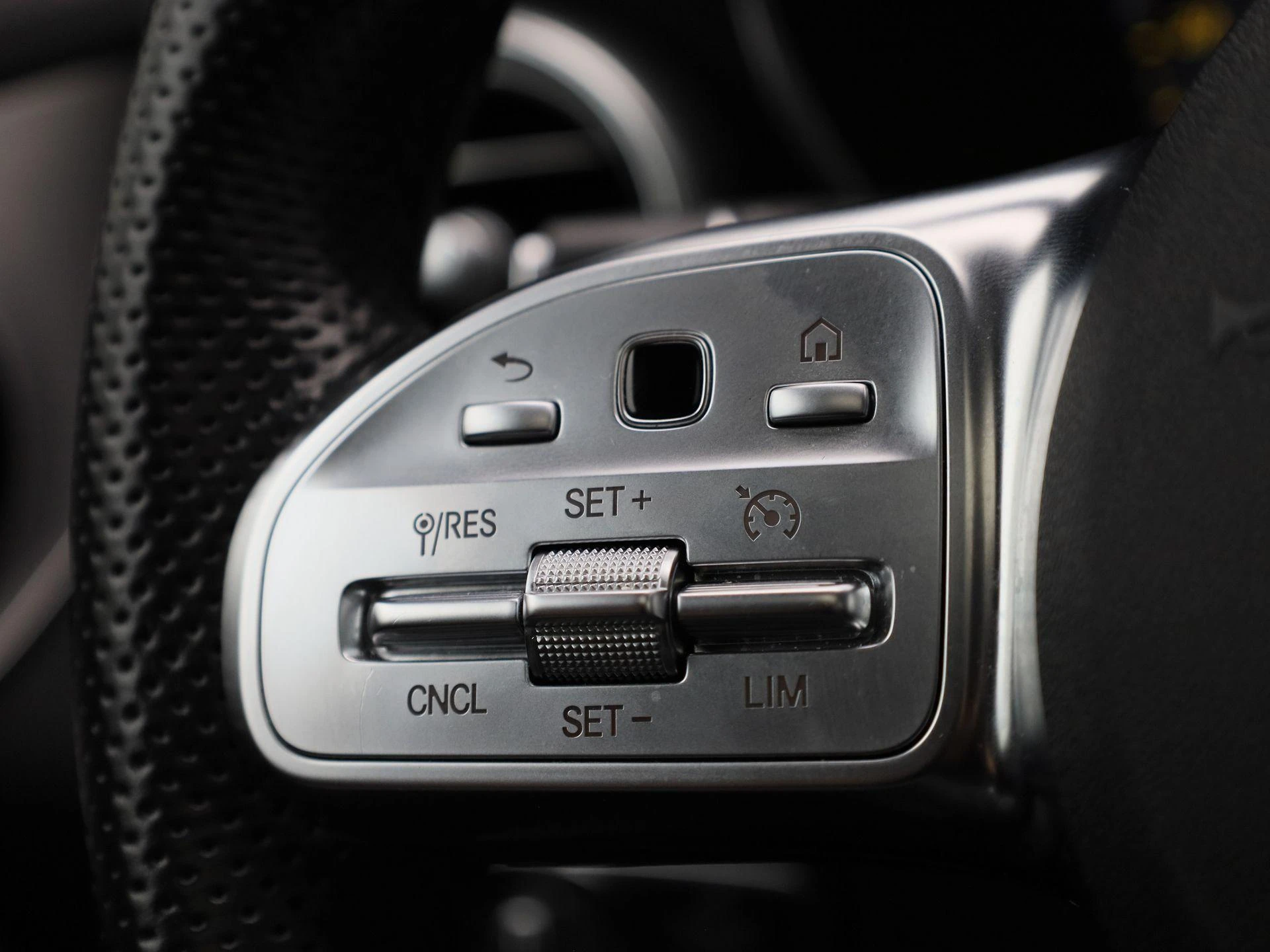 Mercedes-Benz-GLC-image-18