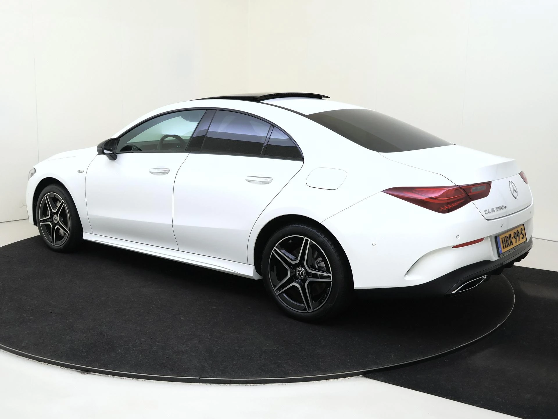 Mercedes-Benz-CLA-image-2