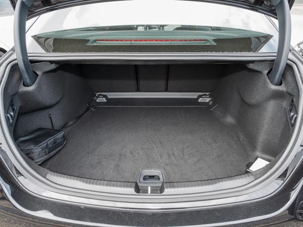 Mercedes-Benz-C-Klasse 300-image-14