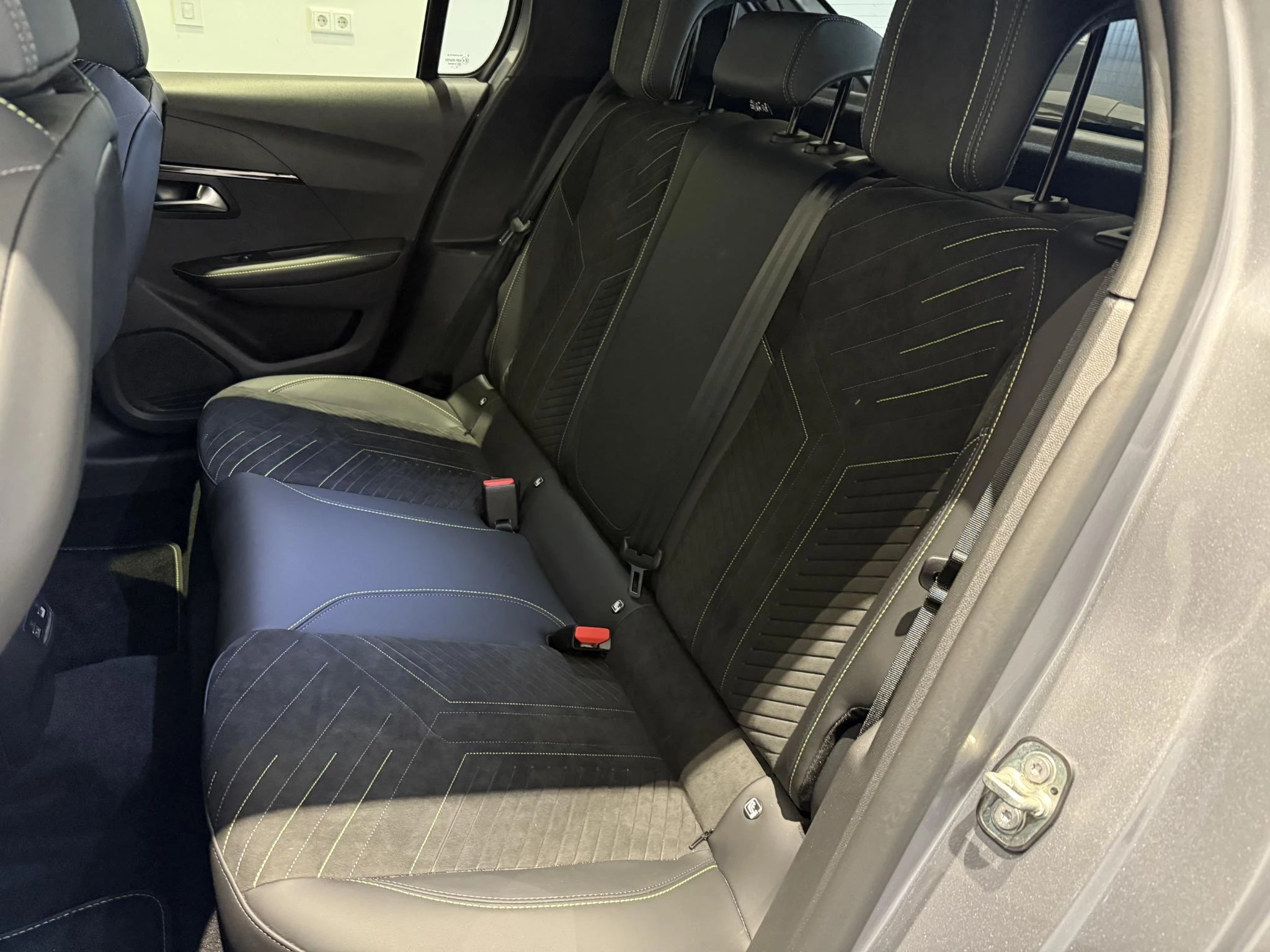 Peugeot-e-208-image-10