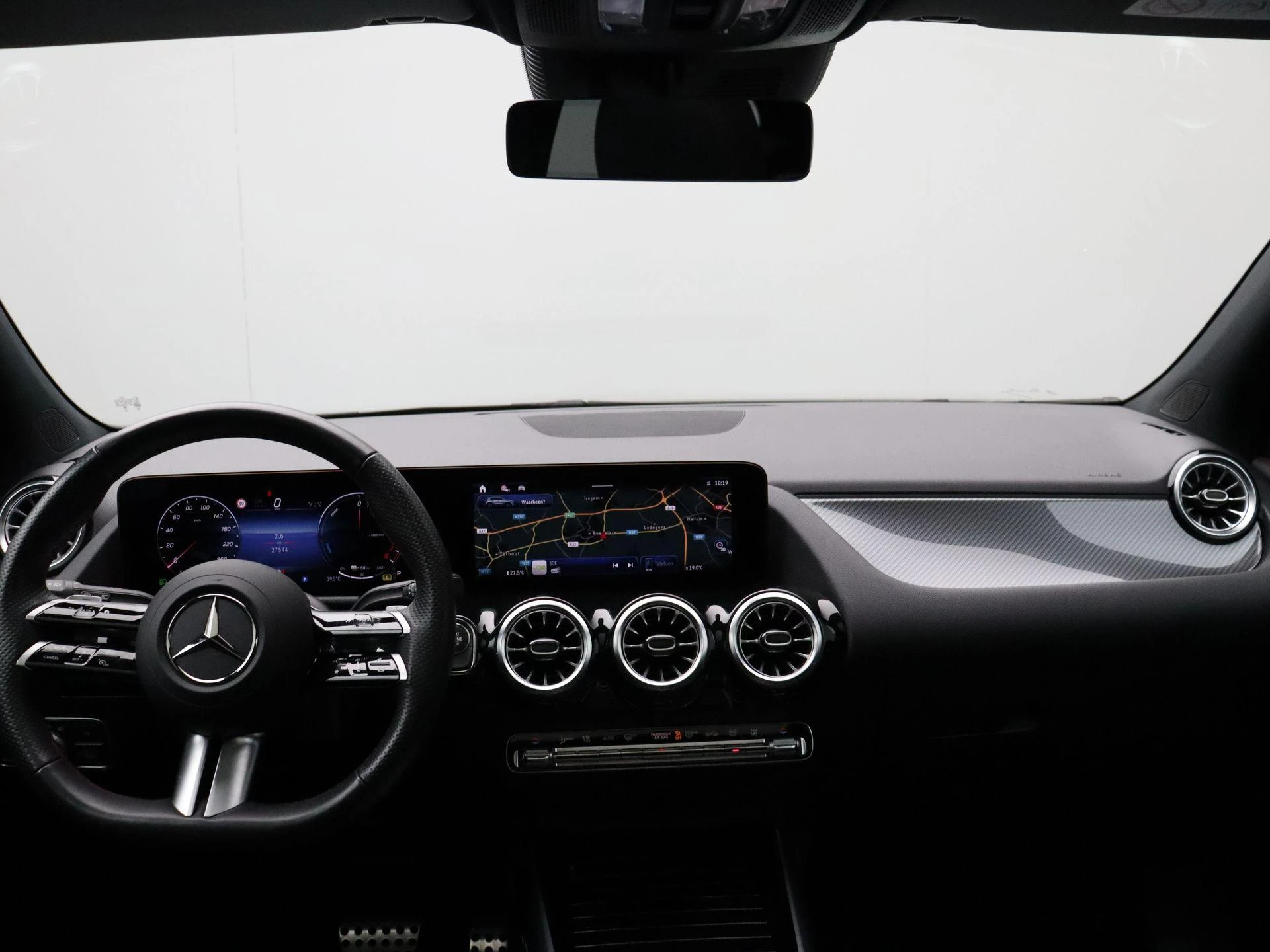 Mercedes-Benz-GLA-image-27