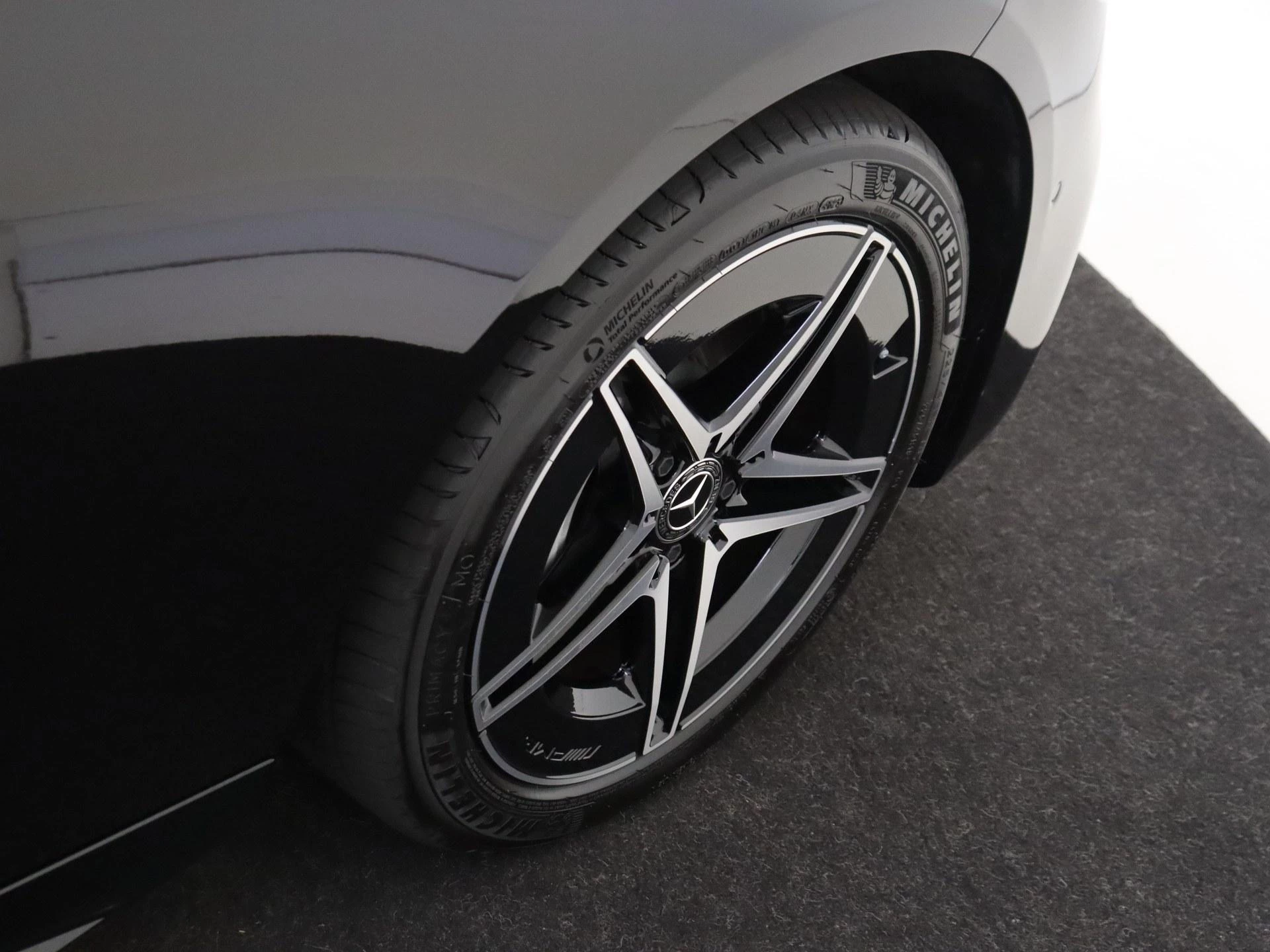 Mercedes-Benz-C-Klasse-image-5