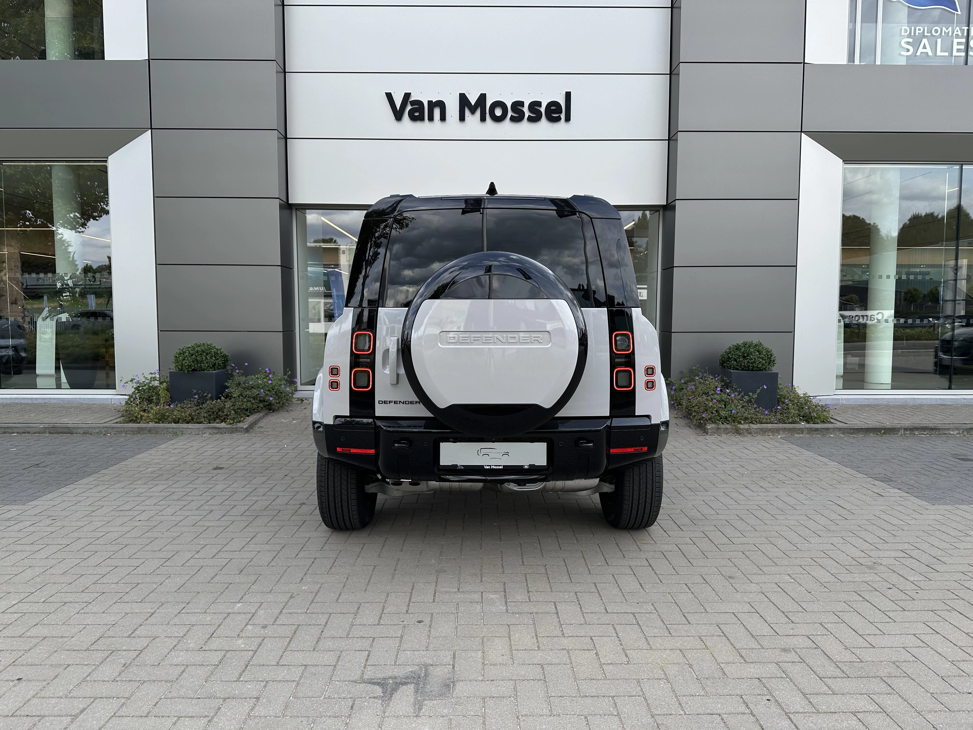 Land Rover-Defender-image-7