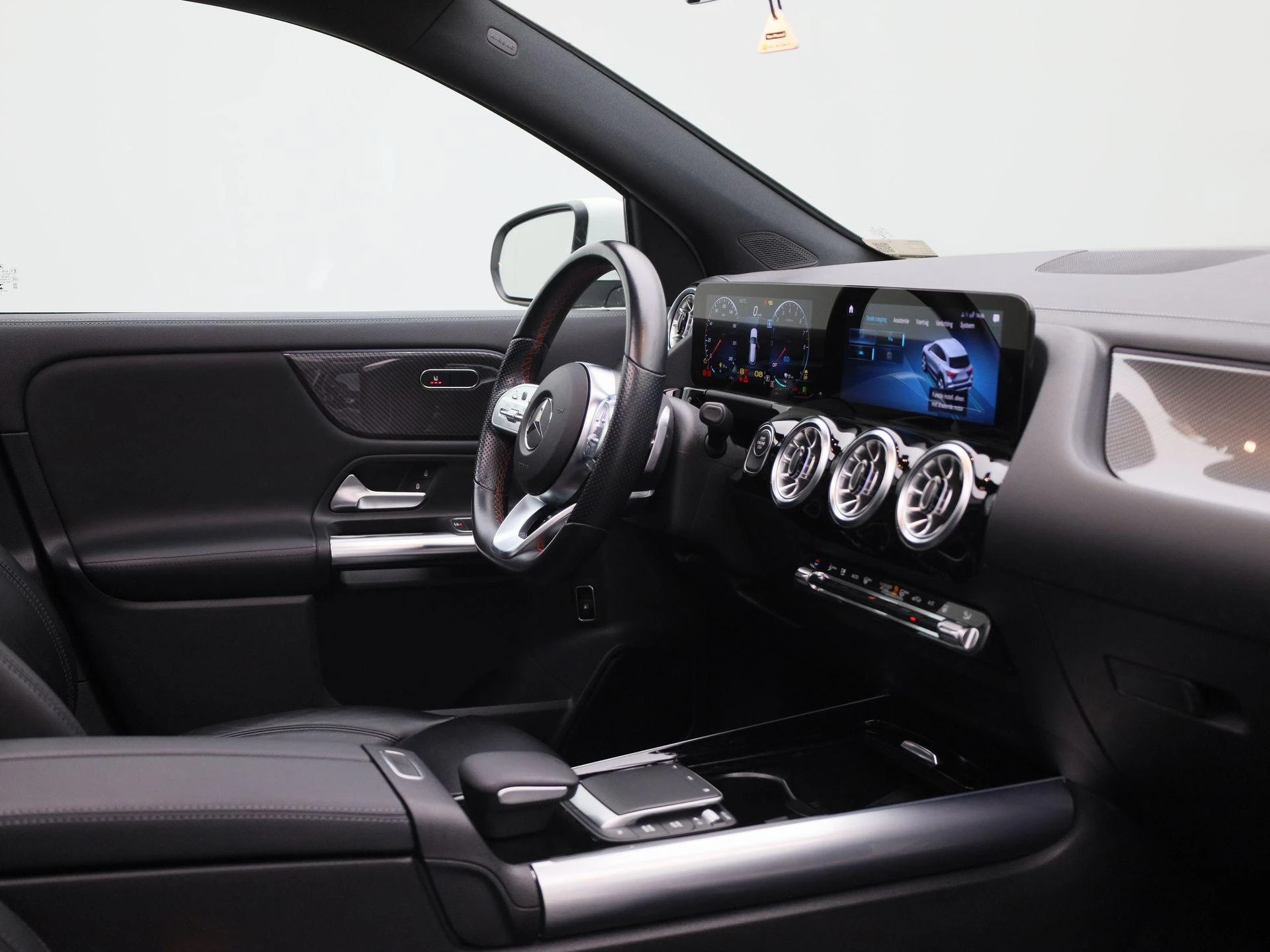 Mercedes-Benz-GLA-image-33
