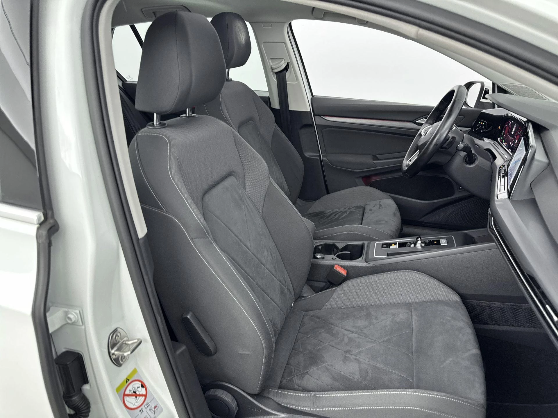 Volkswagen-Golf-image-29