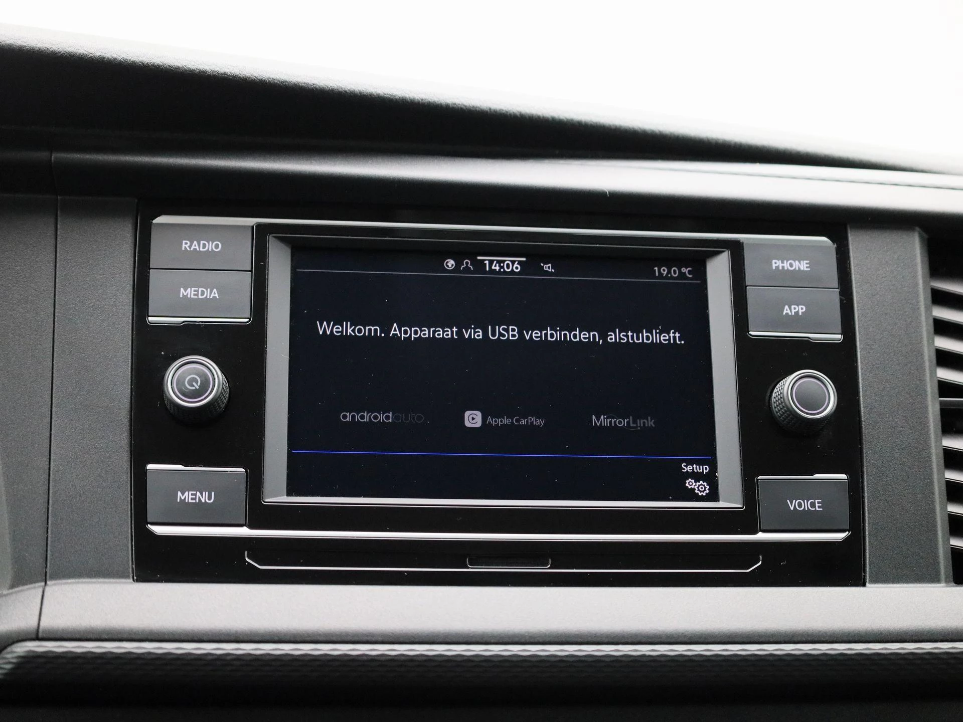 Volkswagen-Transporter-image-23