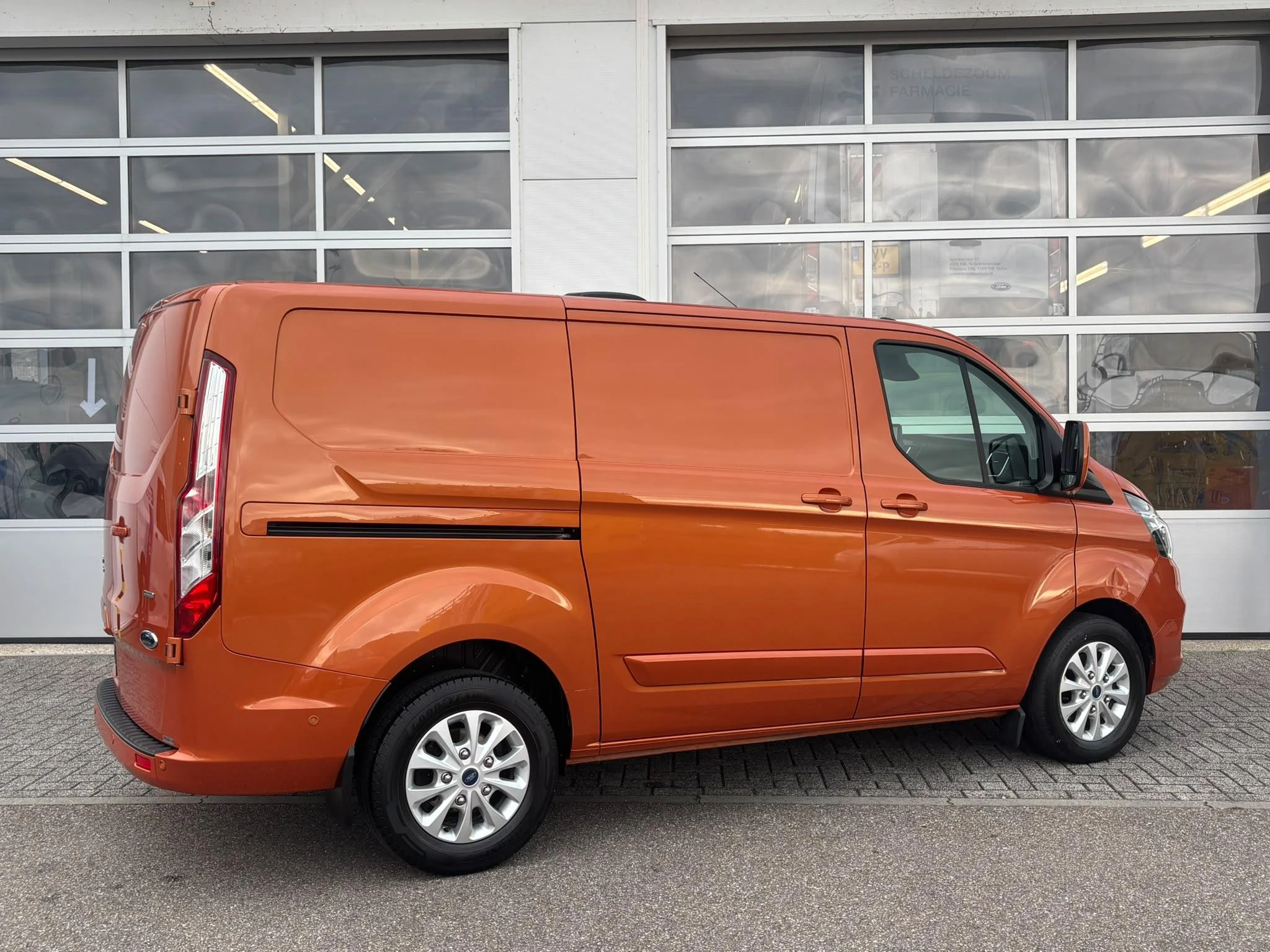 Ford-Transit Custom-image-1