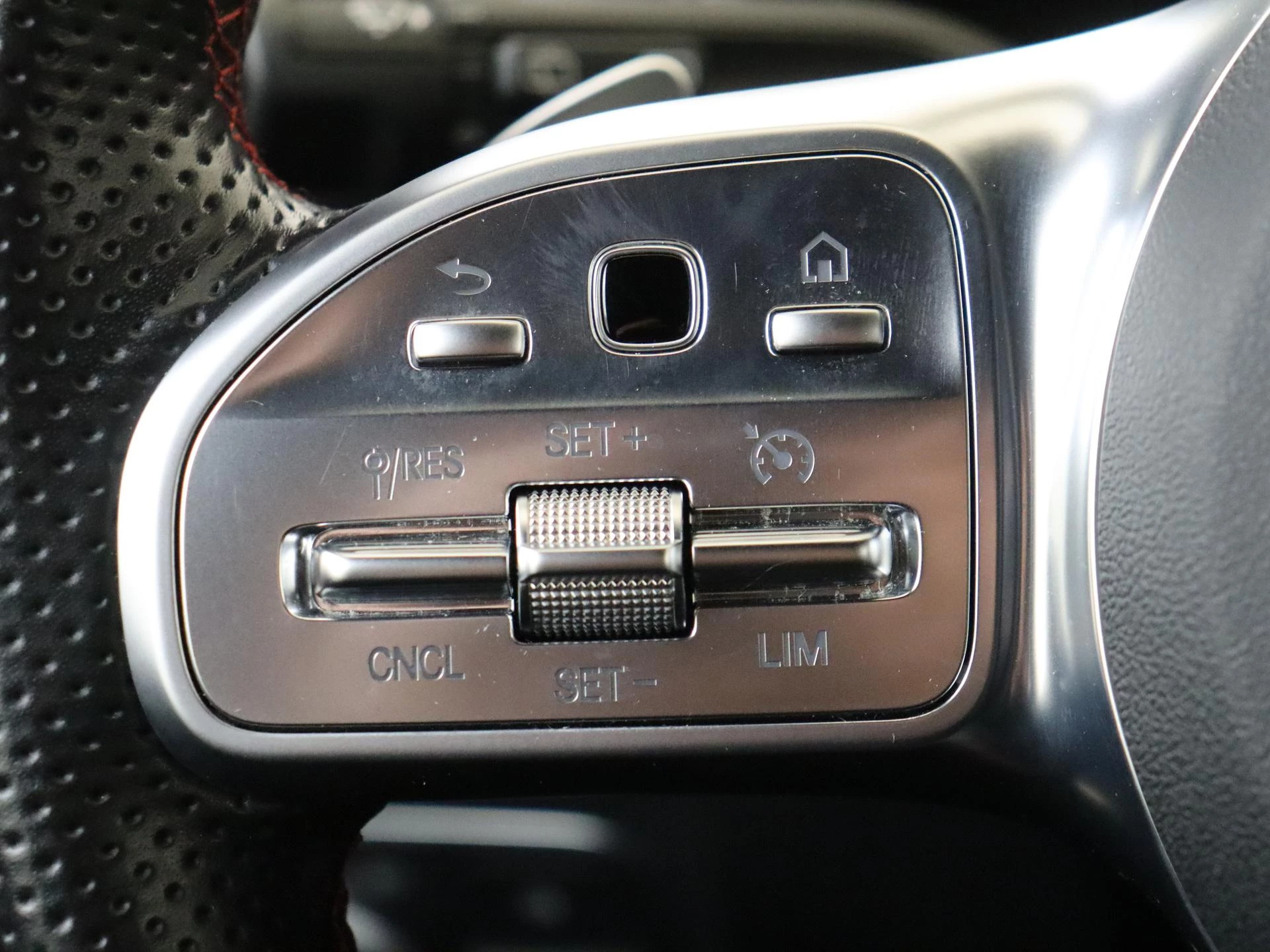 Mercedes-Benz-GLA-image-12