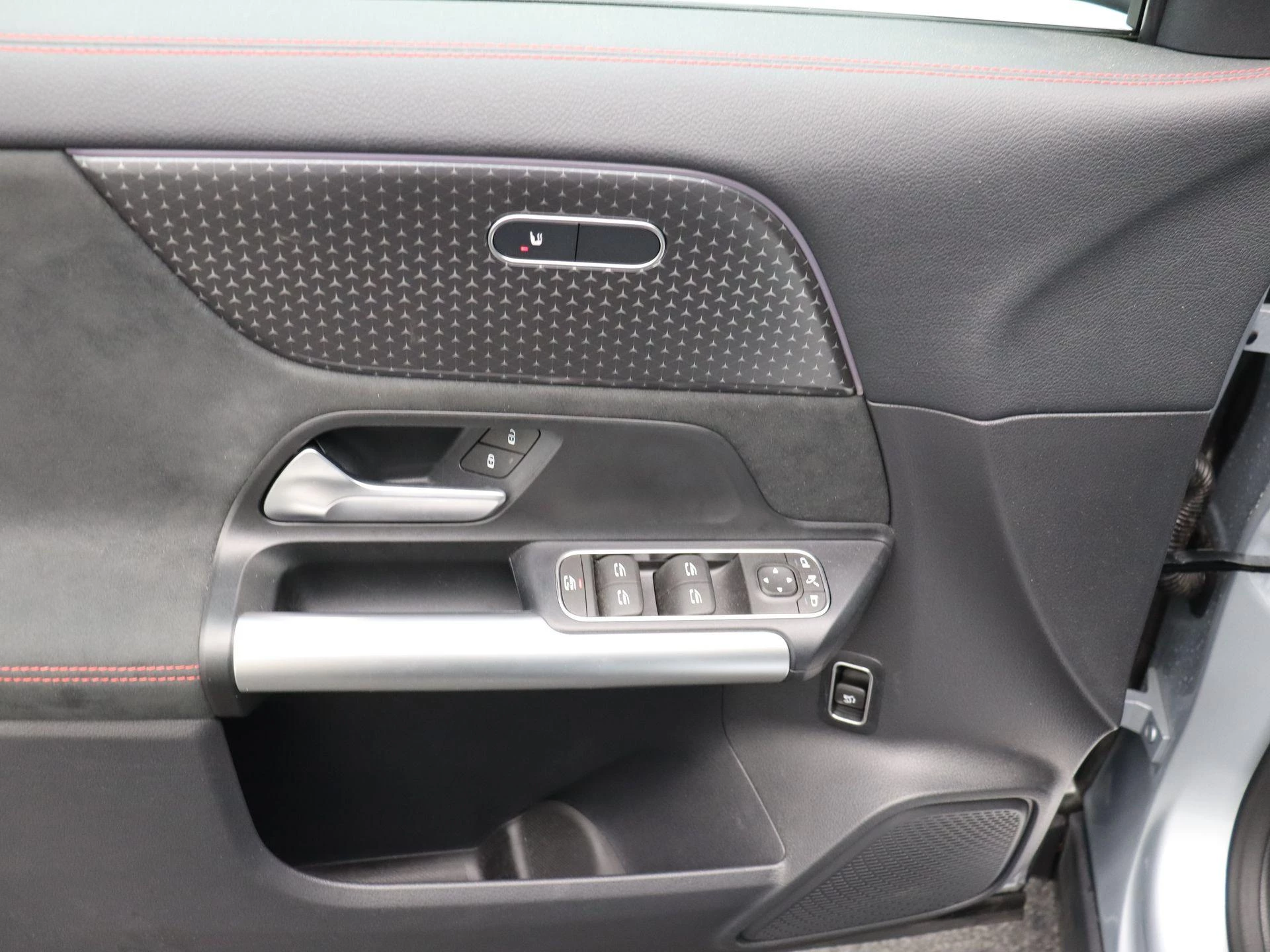Mercedes-Benz EQA 250+ AMG Line + CARPLAY + PANORAMISCH DAK + NIGHTPAKKET +