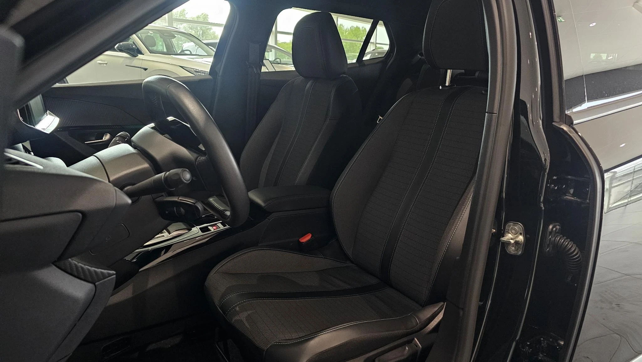 Peugeot-e-2008-image-10