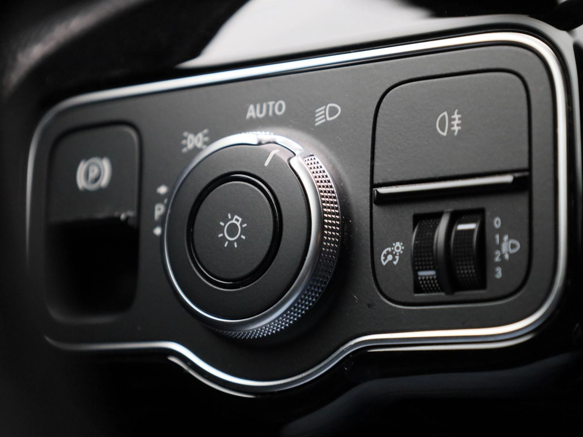 Mercedes-Benz-CLA-image-20
