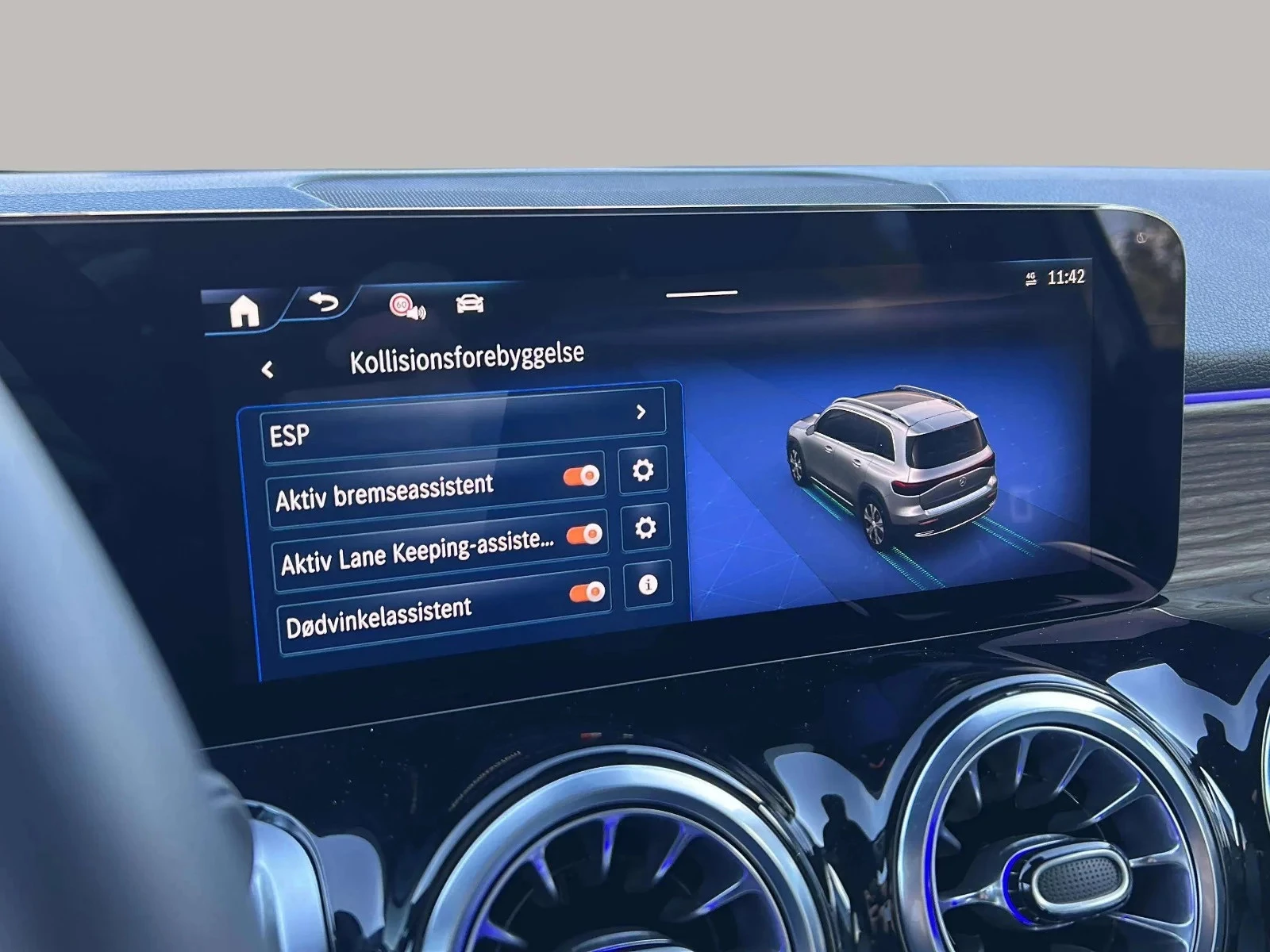 Mercedes-Benz-EQB-image-18