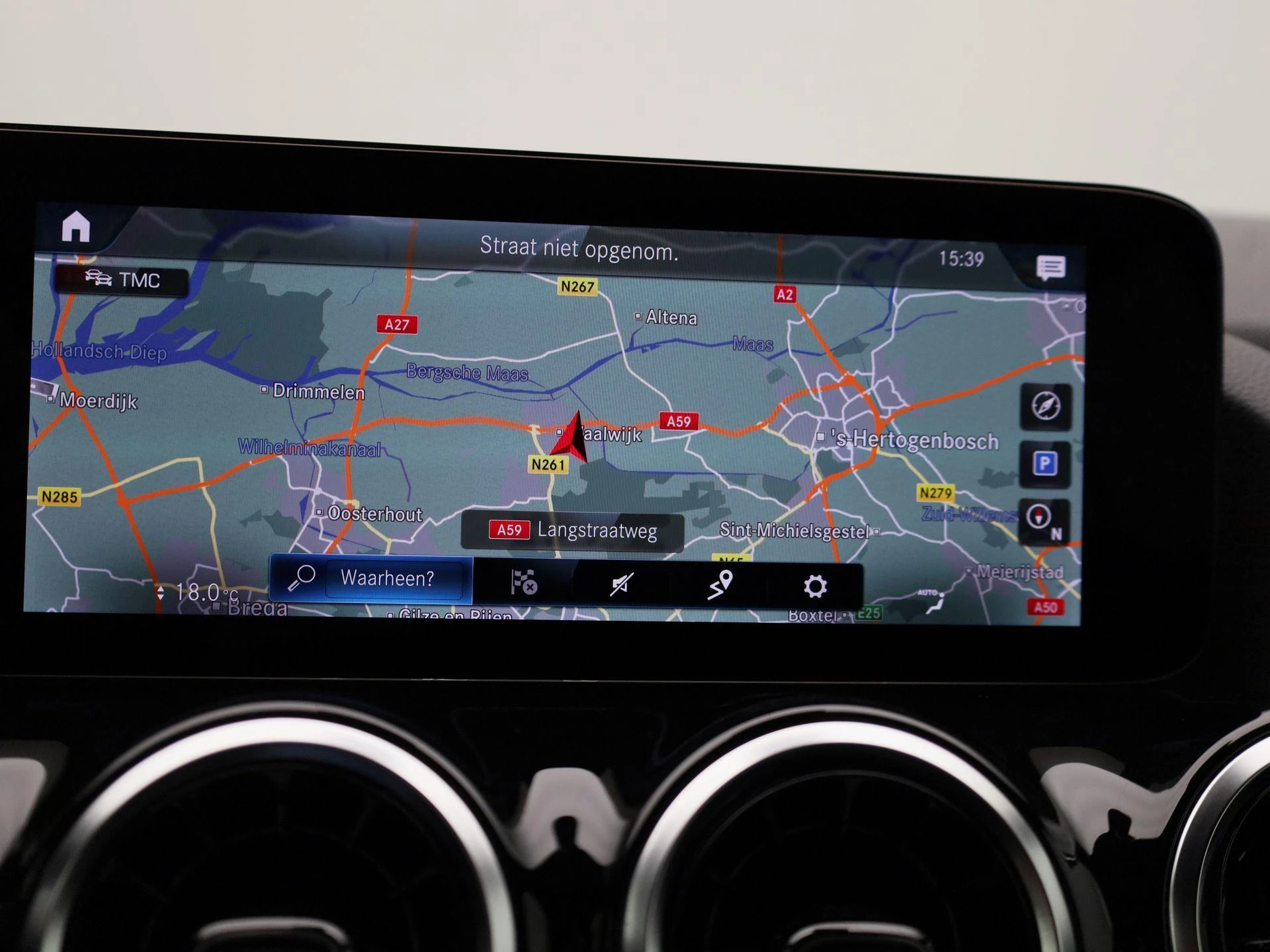 Mercedes-Benz-GLA-image-18