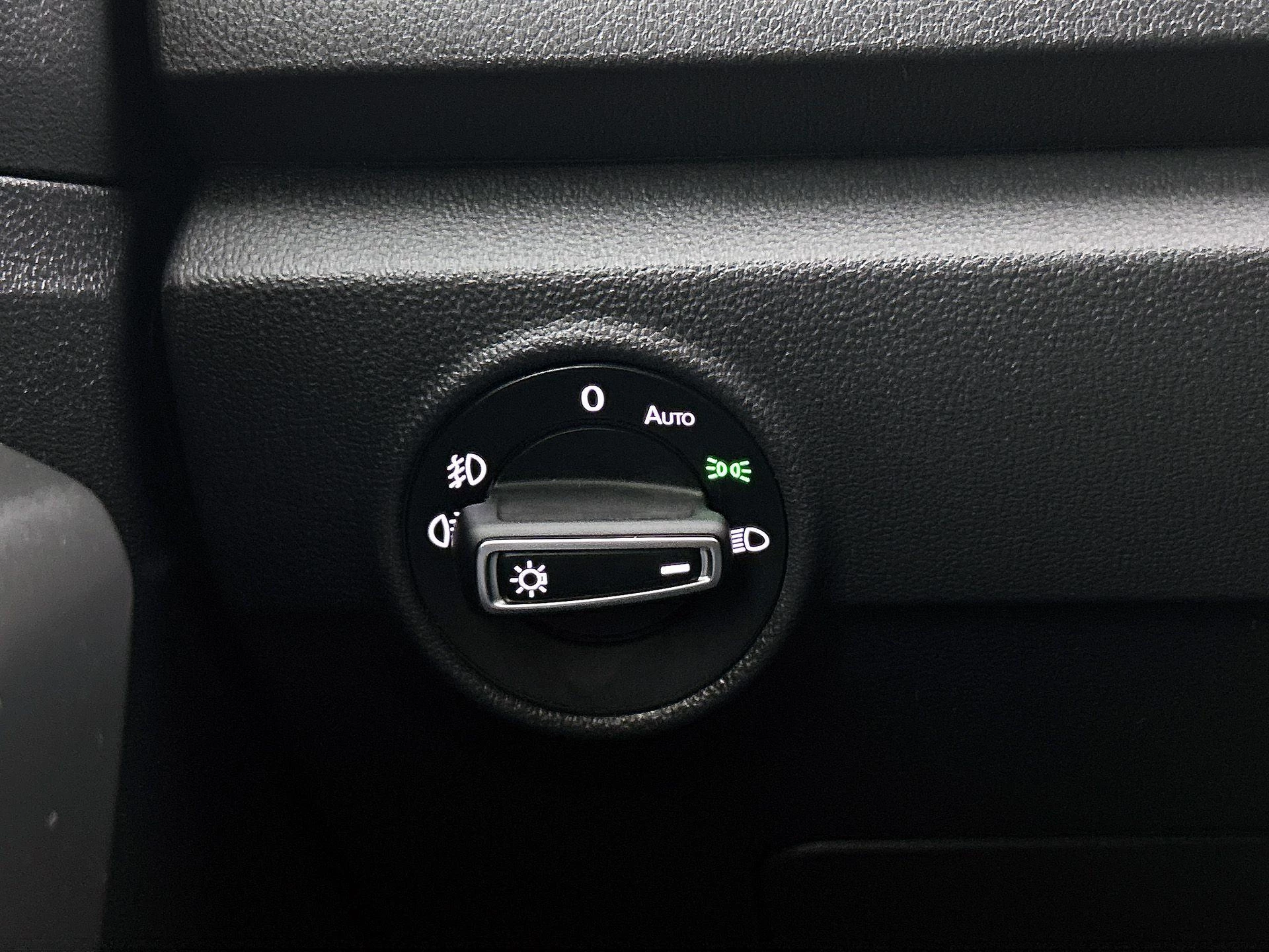 Volkswagen-T-Roc-image-16