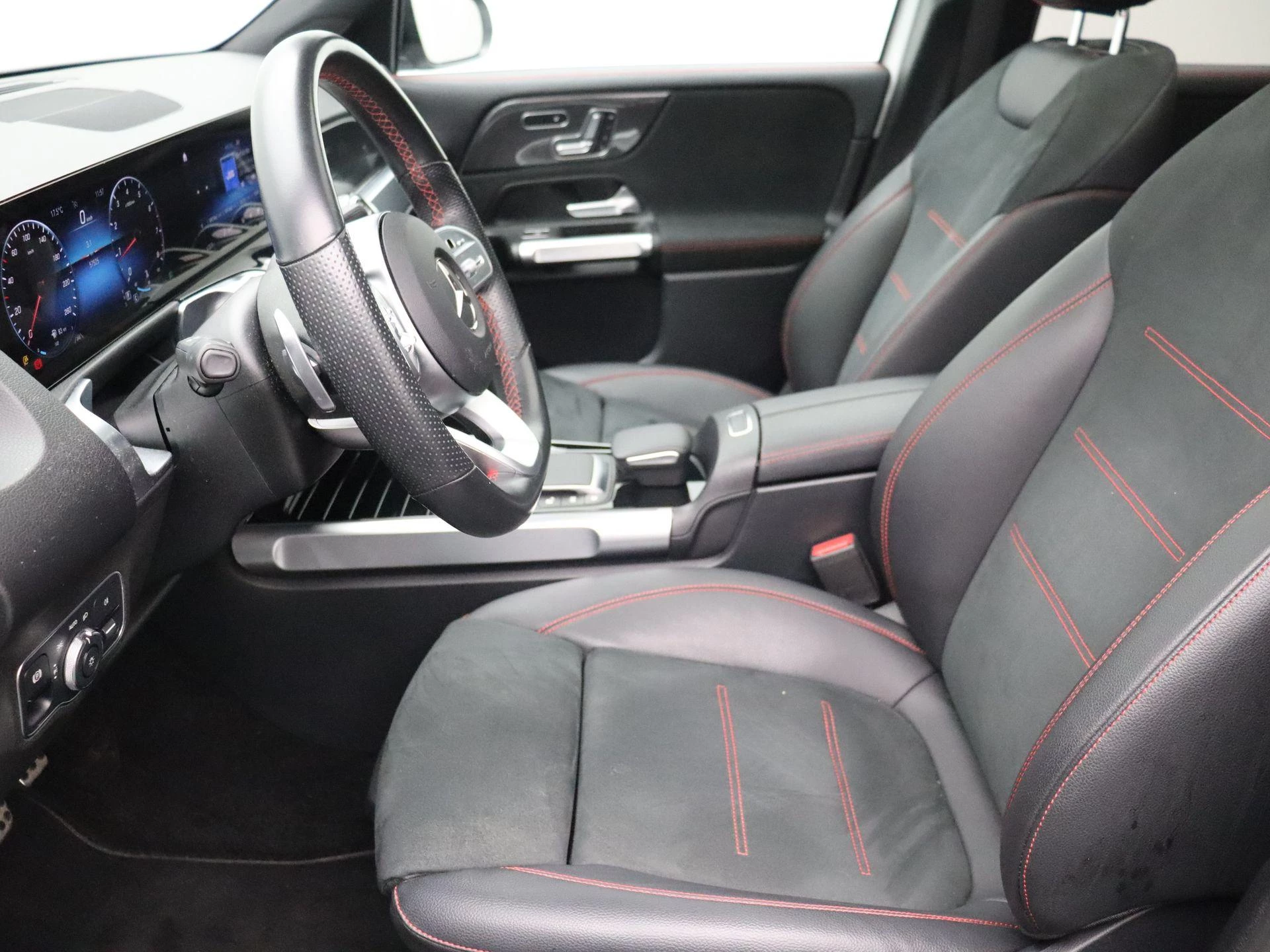 Mercedes-Benz GLB 180 AMG Line + PANORAMISCH DAK + MULTIBEAM LED + CARPLAY +