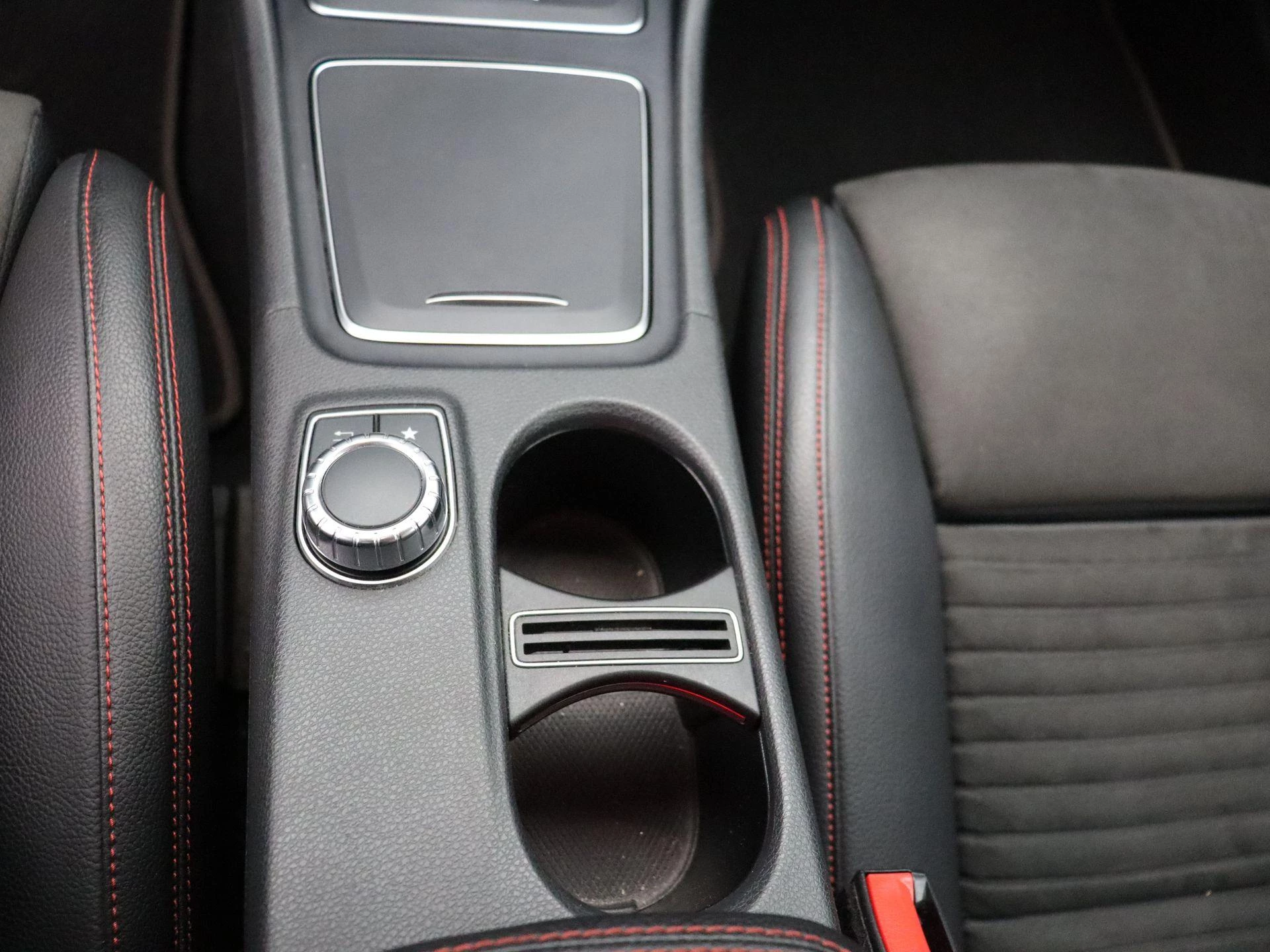 Mercedes-Benz CLA 180 AMG LINE Shooting Brake + PANORAMISCH DAK + CAMERA + NIGHTPAKKET +
