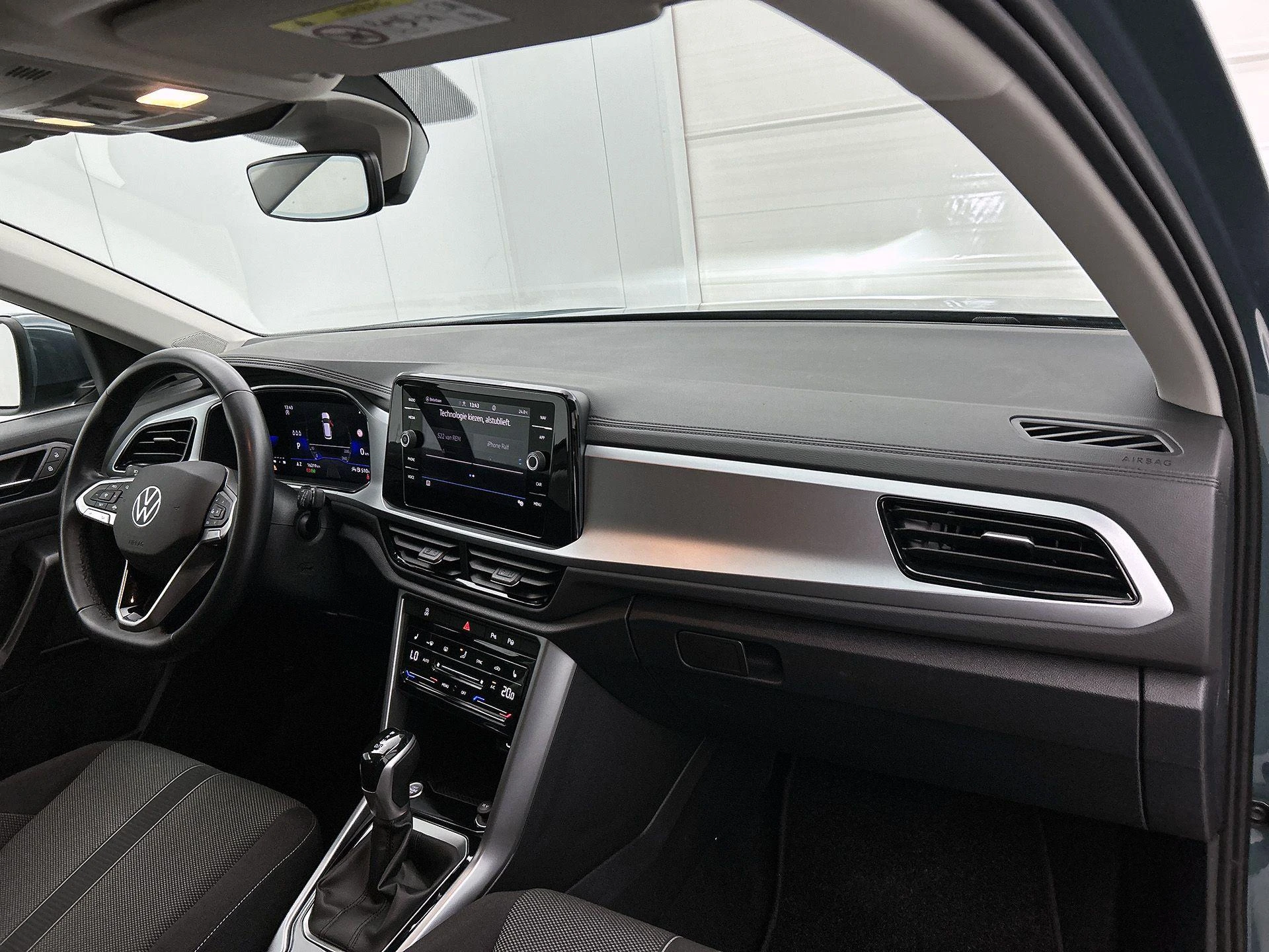Volkswagen-T-Roc-image-19